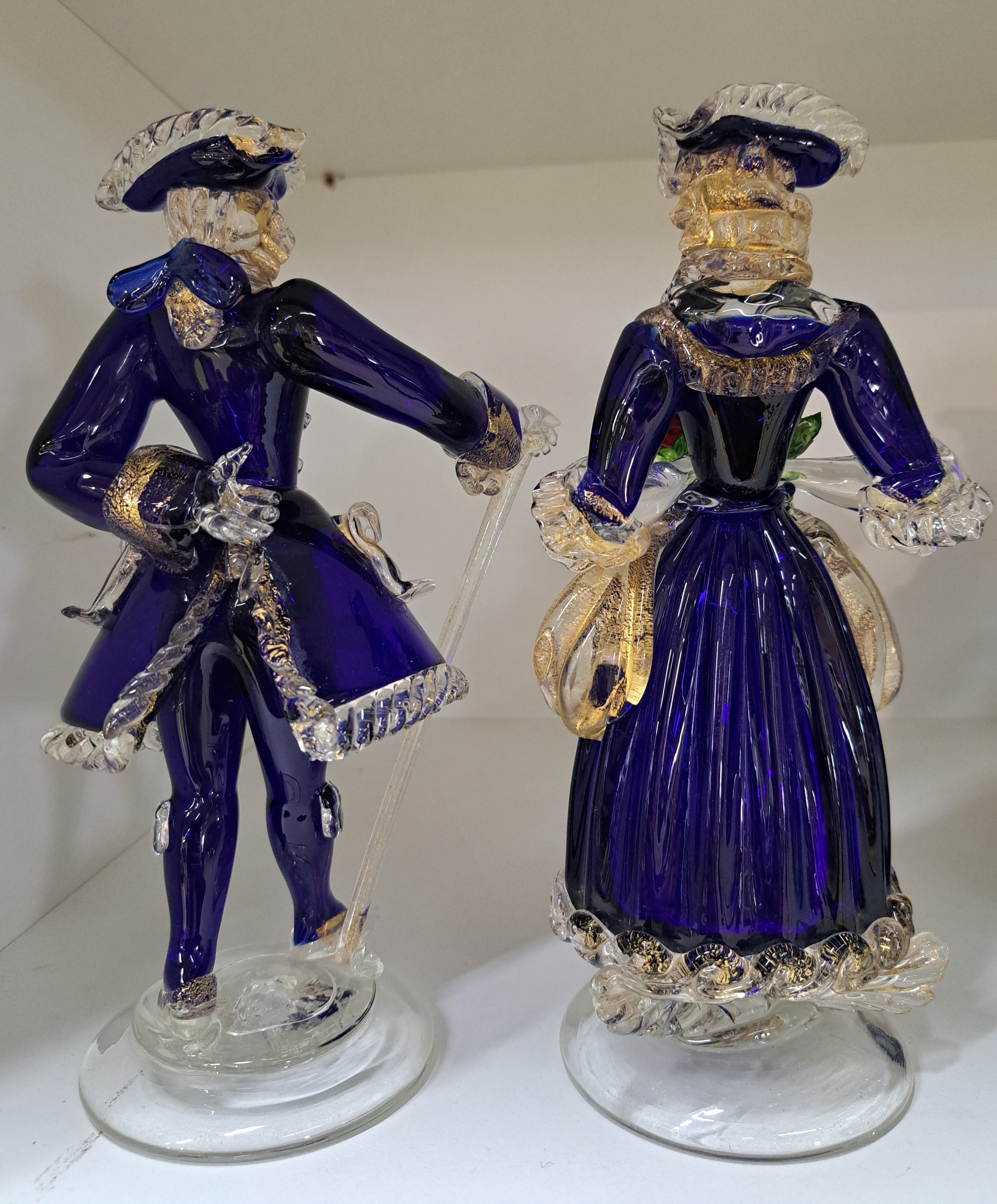 Detail e: Paar Glasskulpturen, Murano/Venedig, 20. Jh., Kavalier und Dame, farbloses Glas, mit eingeschmolzenem Goldflitter, z.T. blau überfangen, Dame hält ...