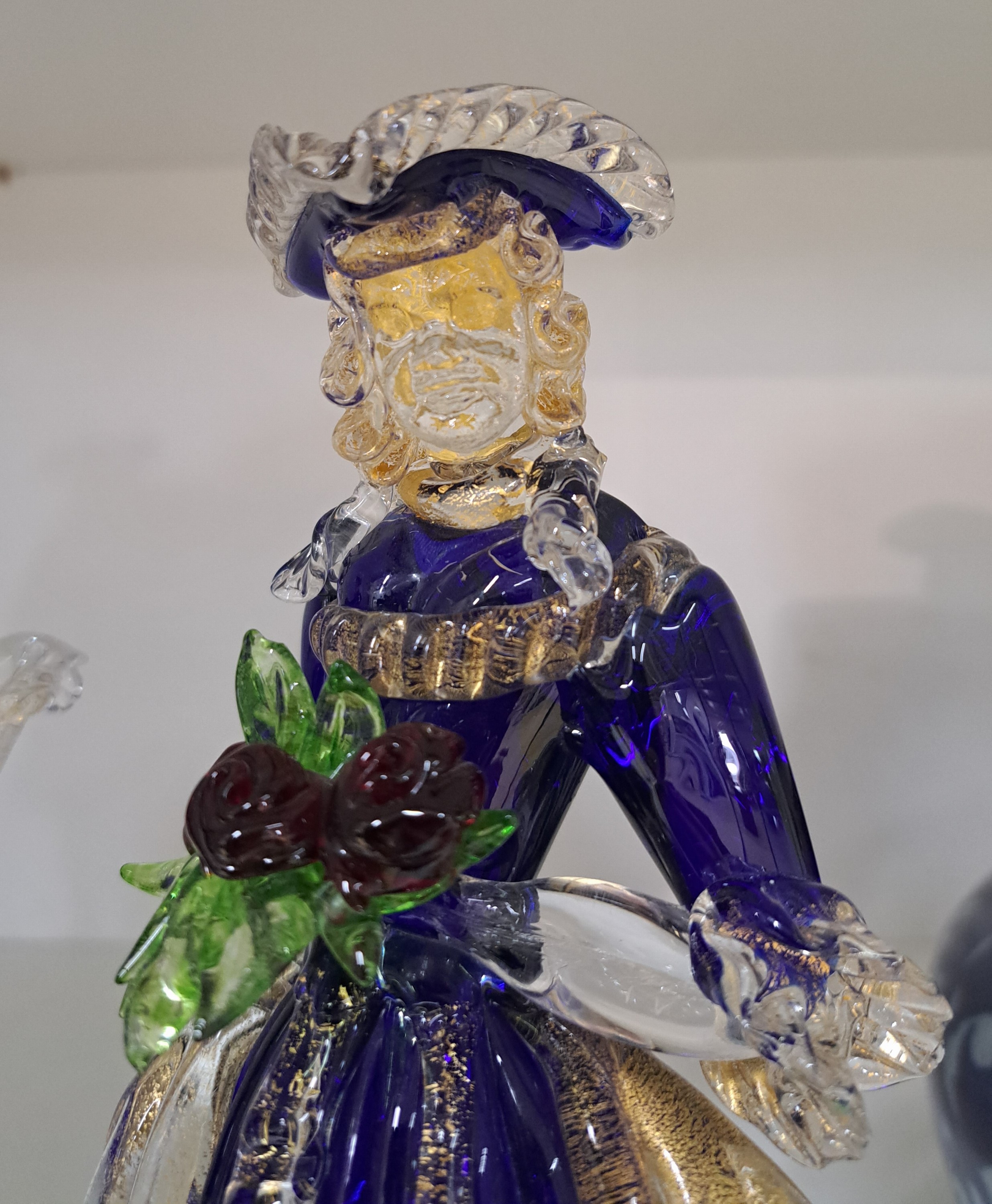 Detail f: Paar Glasskulpturen, Murano/Venedig, 20. Jh., Kavalier und Dame, farbloses Glas, mit eingeschmolzenem Goldflitter, z.T. blau überfangen, Dame hält ...