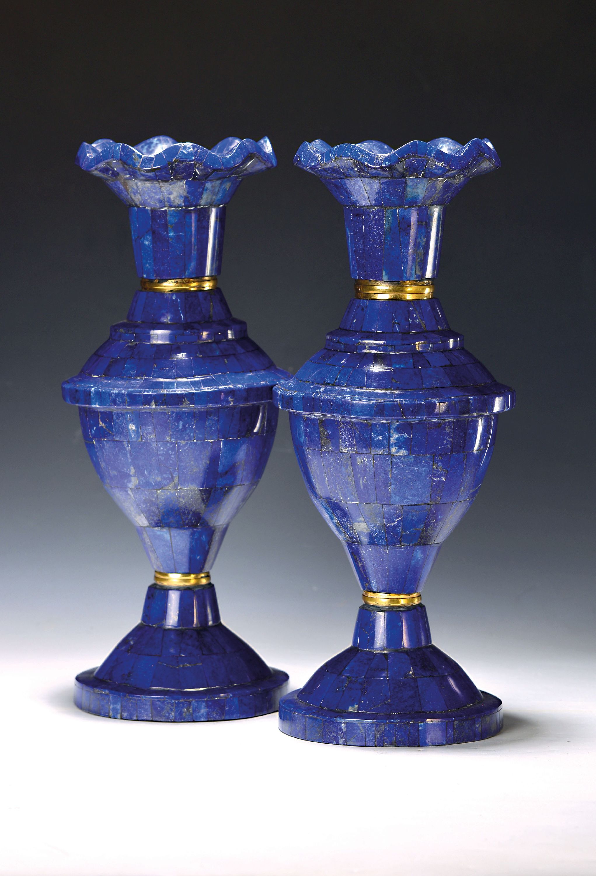 Paar Lapislazuli-Vasen, Afghanistan, 20. Jh., dreiteilige Vasen mit aufgelegten Lapislazulistückchen wohl auf Träger, H. 36 cm
