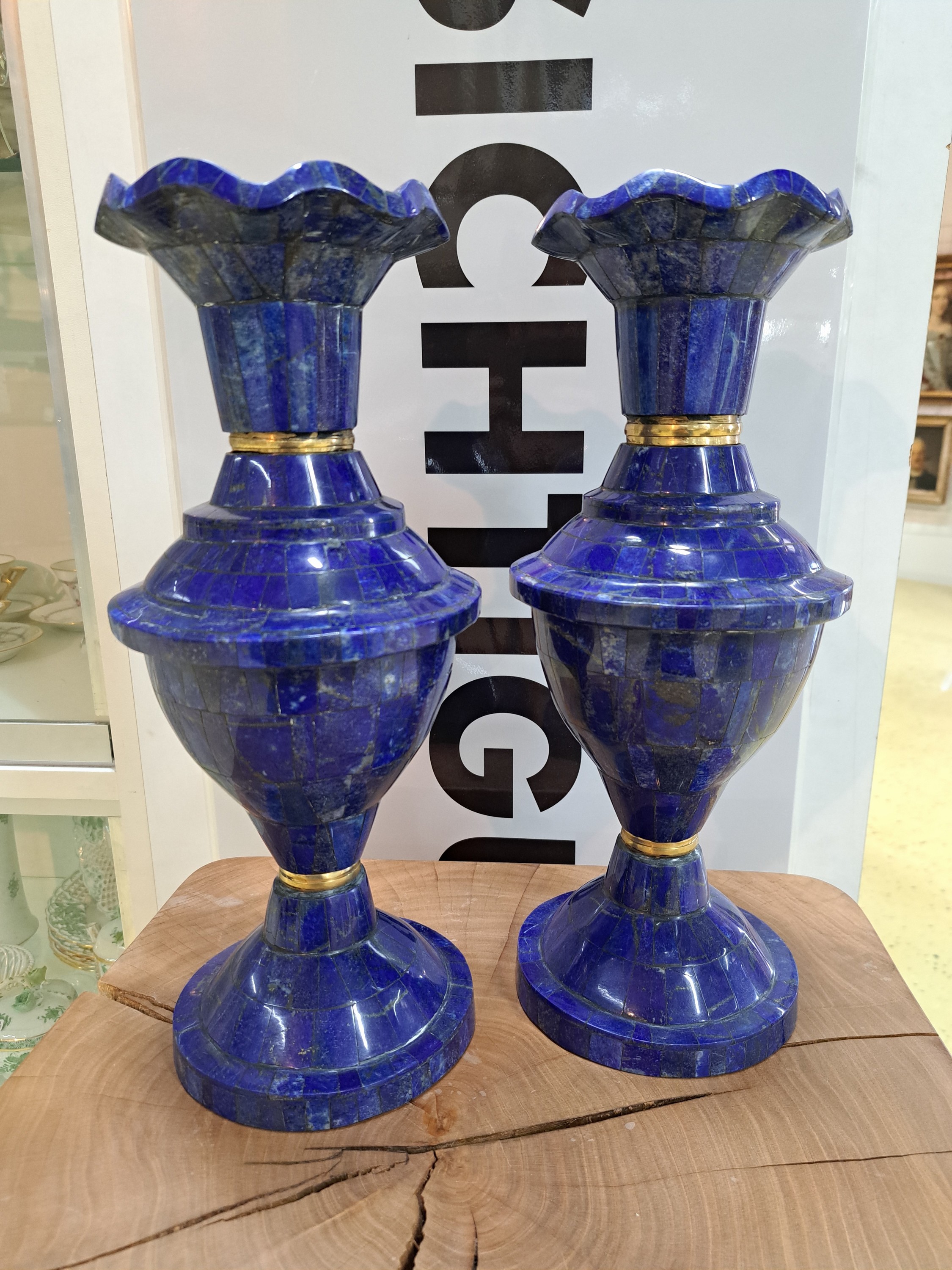 Detail a: Paar Lapislazuli-Vasen, Afghanistan, 20. Jh., dreiteilige Vasen mit aufgelegten Lapislazulistückchen wohl auf Träger, H. 36 cm