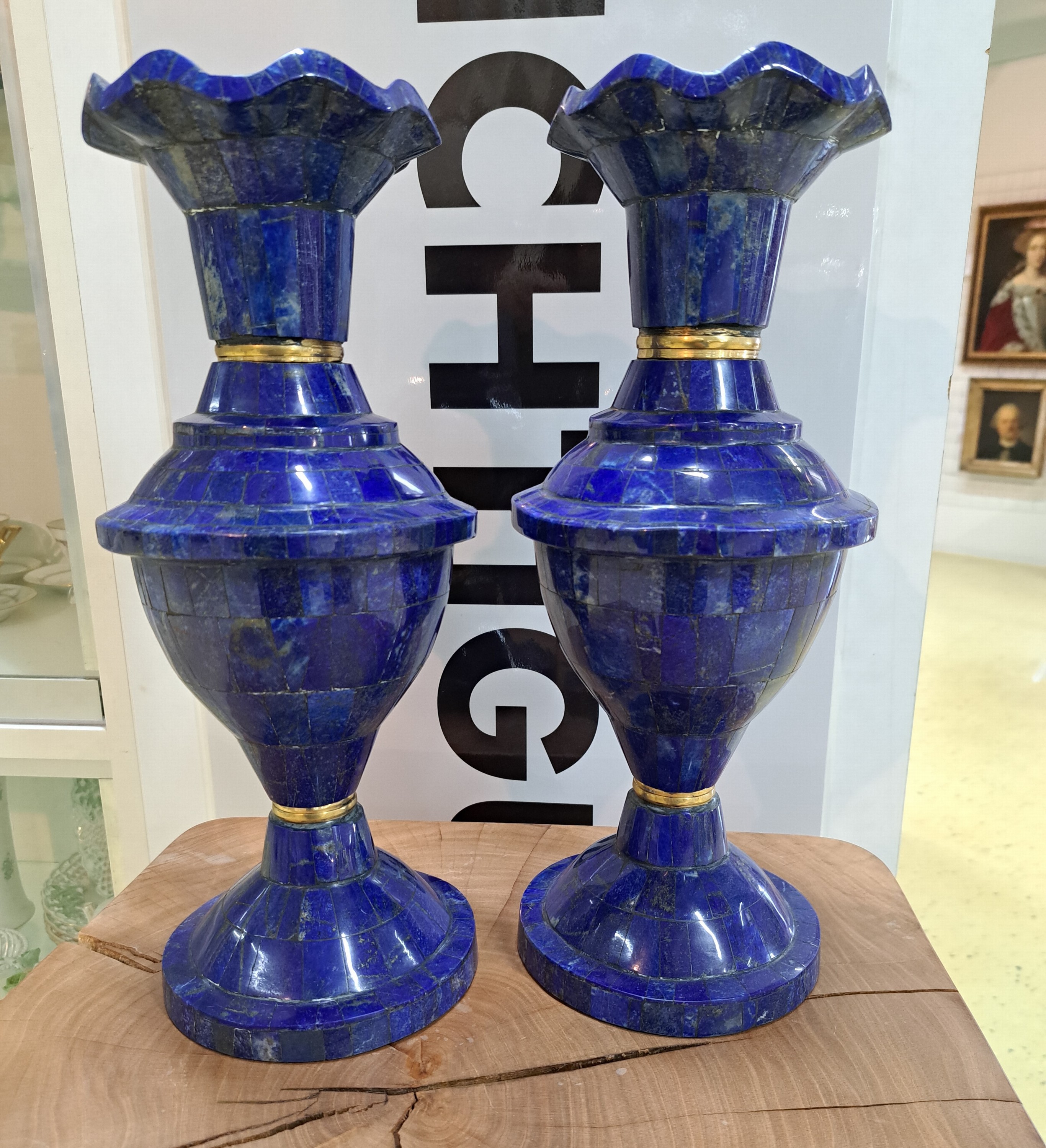 Detail b: Paar Lapislazuli-Vasen, Afghanistan, 20. Jh., dreiteilige Vasen mit aufgelegten Lapislazulistückchen wohl auf Träger, H. 36 cm