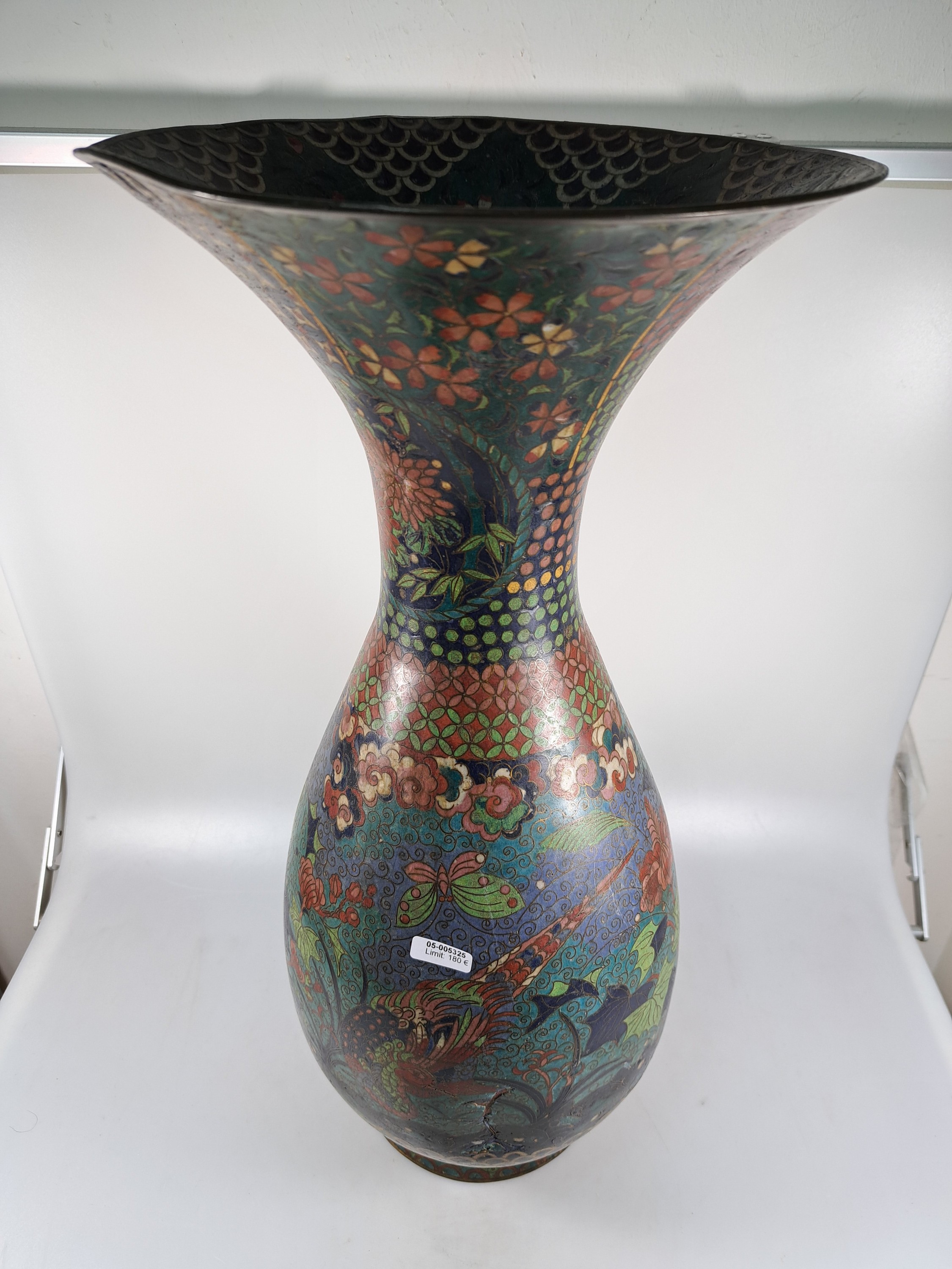 Detail a: Große Vase, Japan, um 1880, Cloisonné, umlaufende Emaillierung mit Pflanzen und Vögeln, versch. Ornamente, verbeult und Fehlstellen bzw. Wandung ...