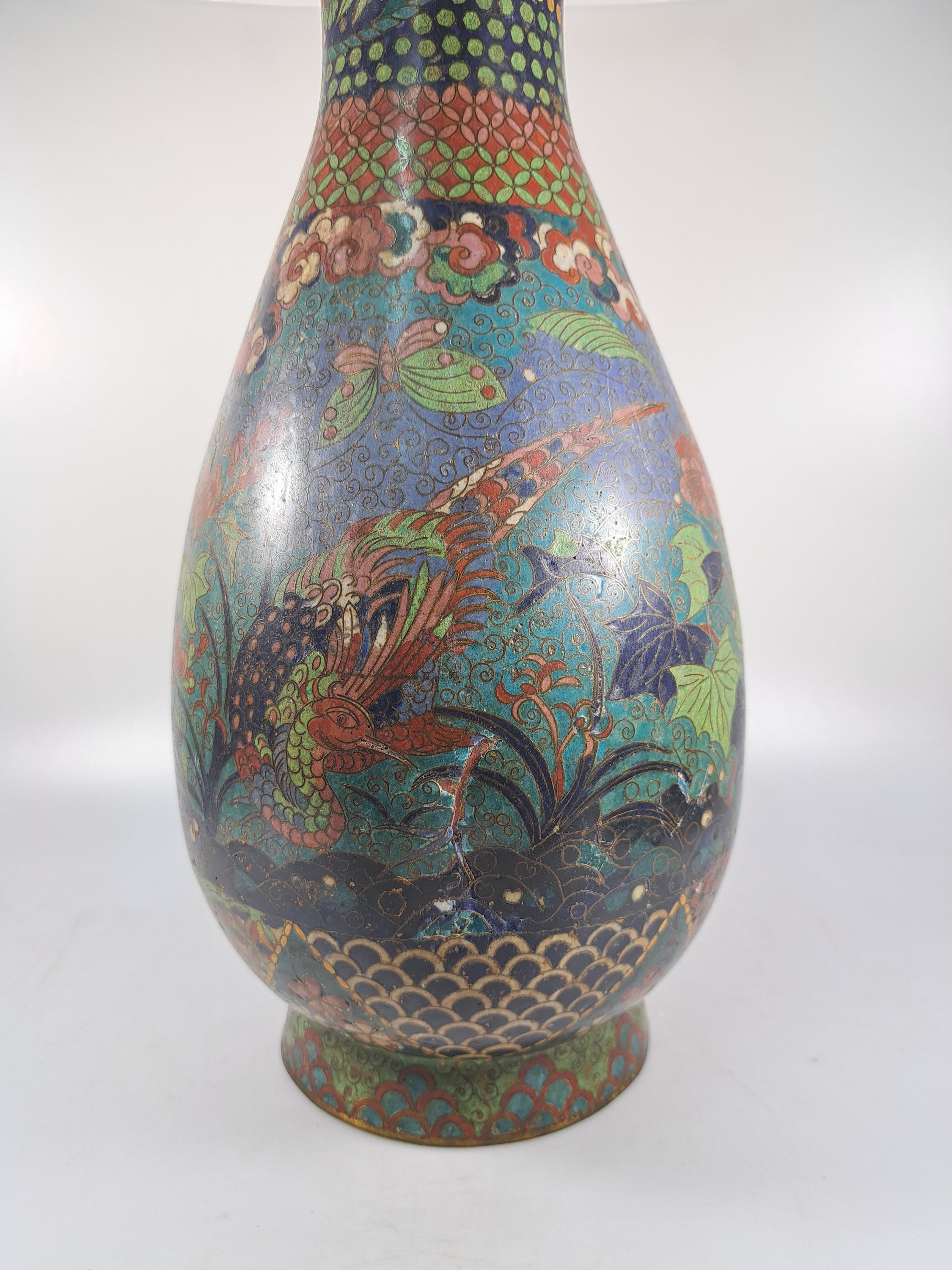Detail b: Große Vase, Japan, um 1880, Cloisonné, umlaufende Emaillierung mit Pflanzen und Vögeln, versch. Ornamente, verbeult und Fehlstellen bzw. Wandung ...