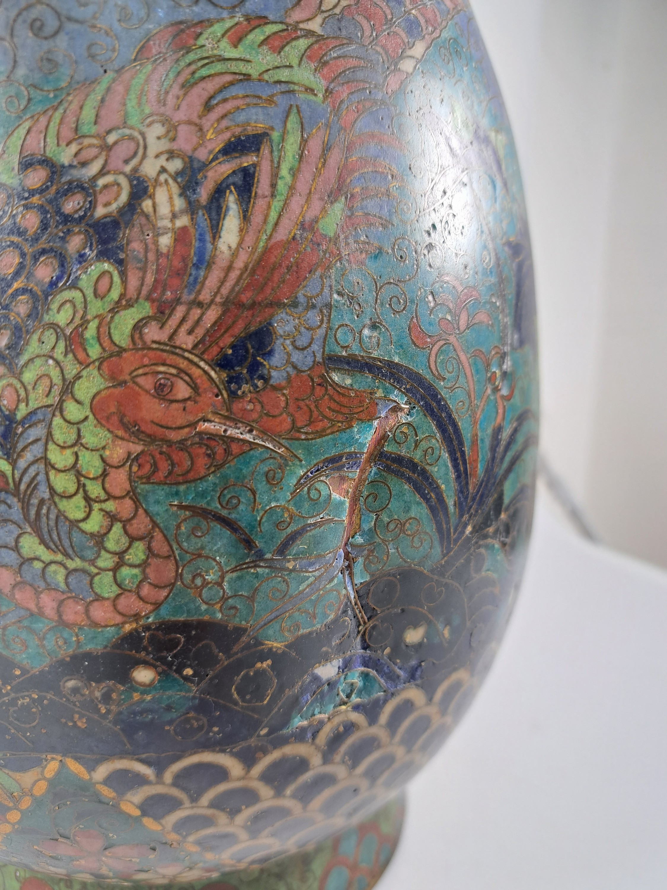 Detail c: Große Vase, Japan, um 1880, Cloisonné, umlaufende Emaillierung mit Pflanzen und Vögeln, versch. Ornamente, verbeult und Fehlstellen bzw. Wandung ...