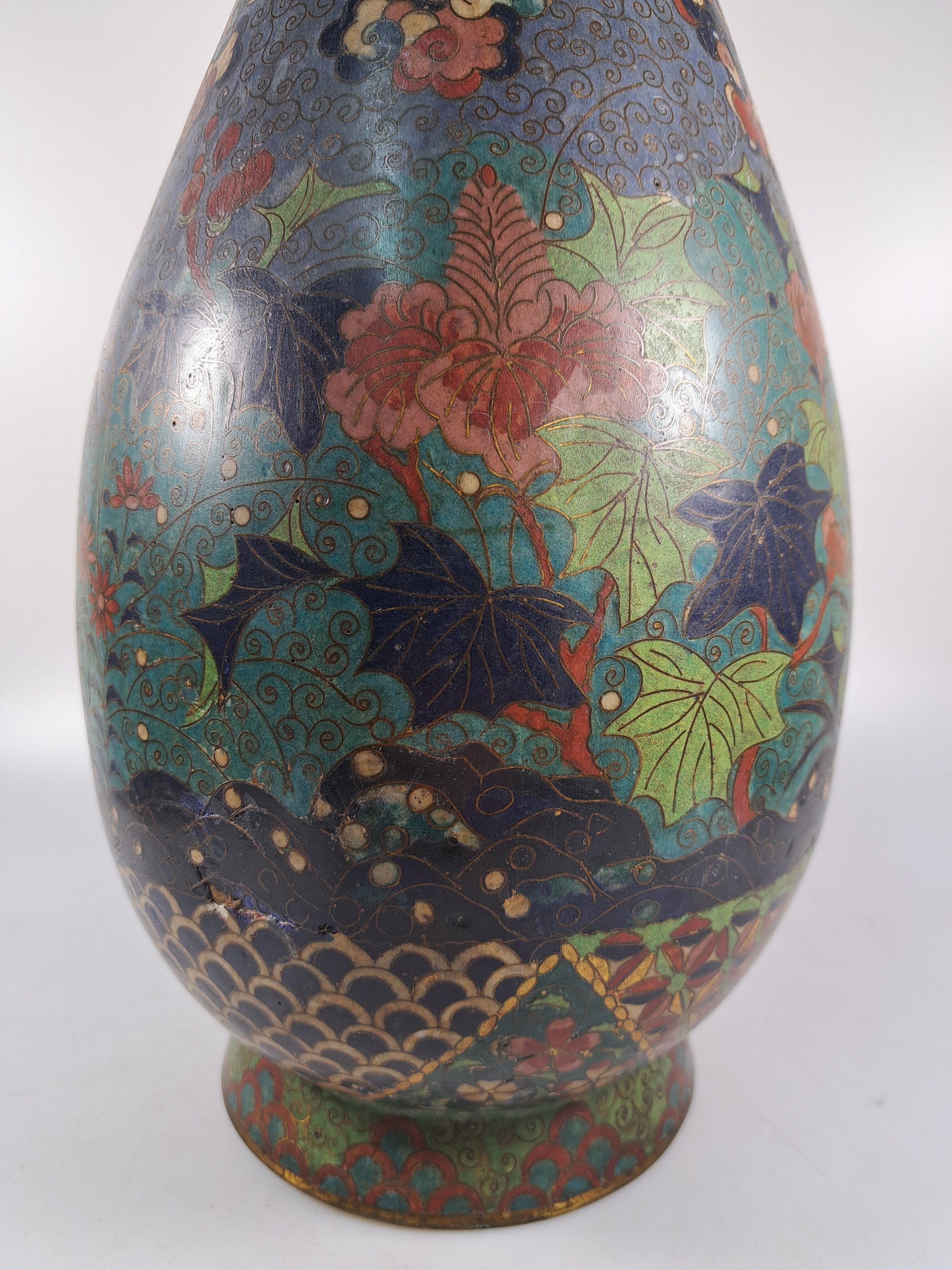 Detail d: Große Vase, Japan, um 1880, Cloisonné, umlaufende Emaillierung mit Pflanzen und Vögeln, versch. Ornamente, verbeult und Fehlstellen bzw. Wandung ...