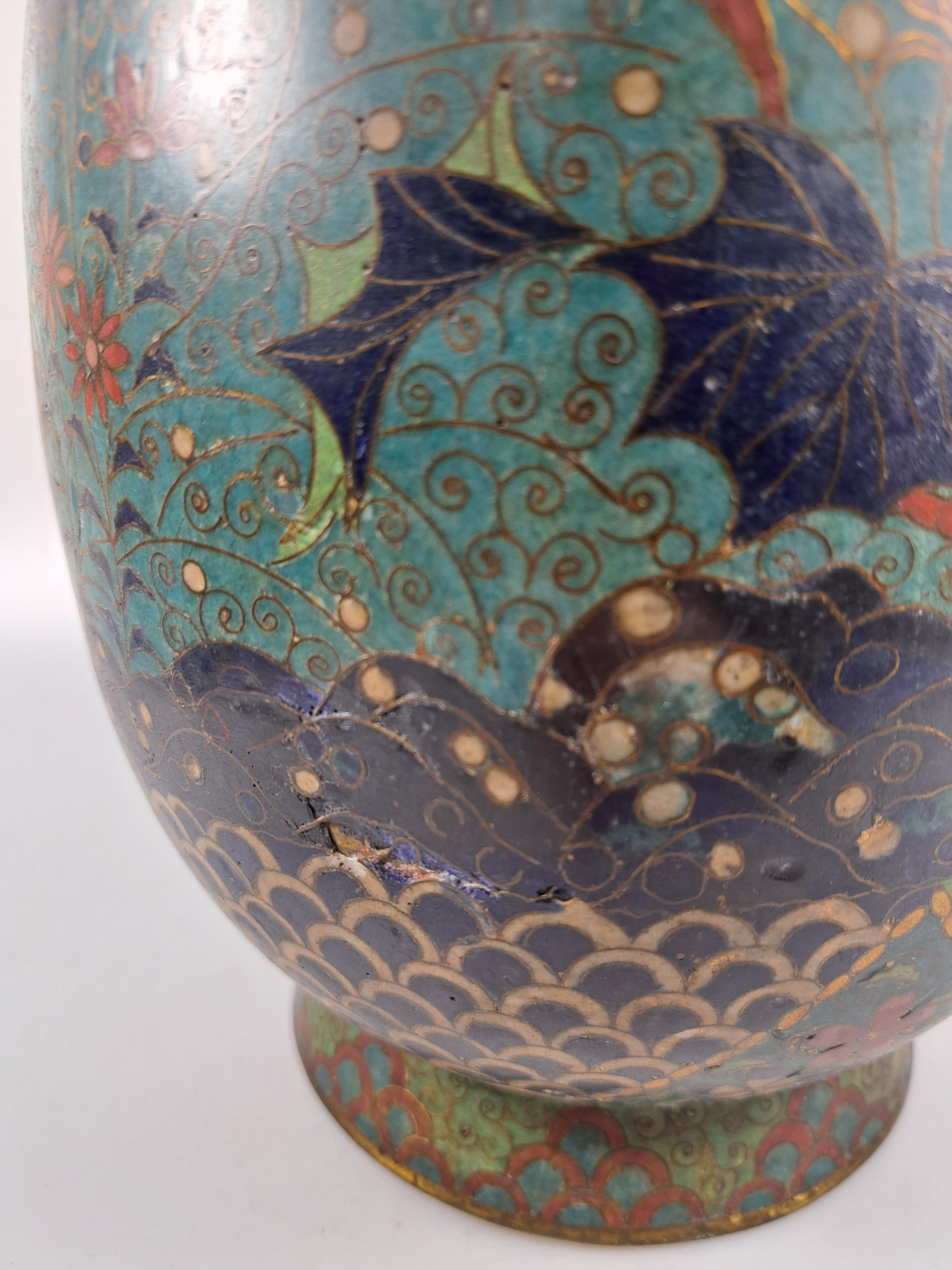 Detail e: Große Vase, Japan, um 1880, Cloisonné, umlaufende Emaillierung mit Pflanzen und Vögeln, versch. Ornamente, verbeult und Fehlstellen bzw. Wandung ...