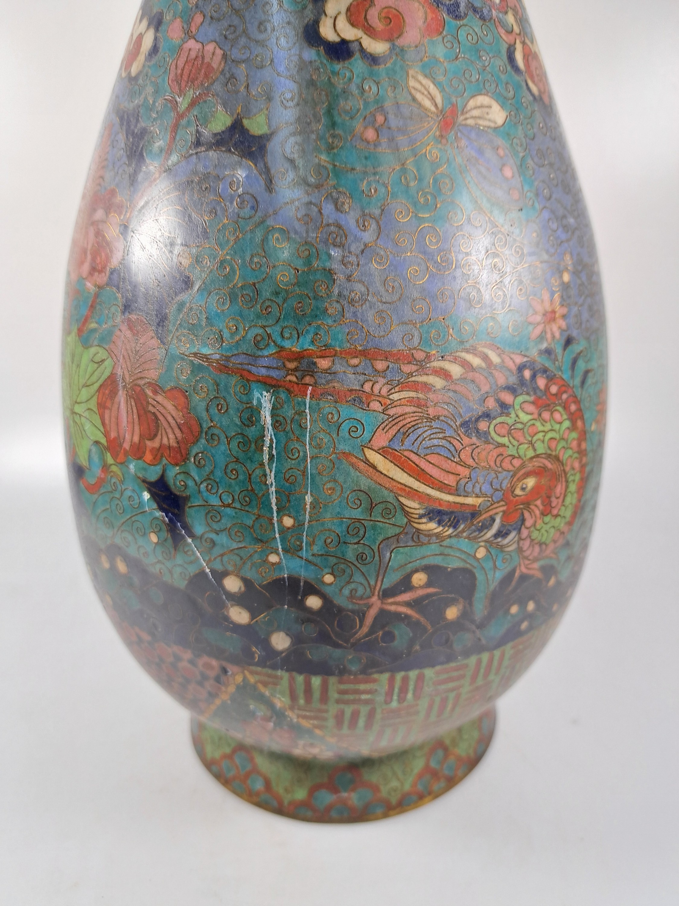 Detail f: Große Vase, Japan, um 1880, Cloisonné, umlaufende Emaillierung mit Pflanzen und Vögeln, versch. Ornamente, verbeult und Fehlstellen bzw. Wandung ...