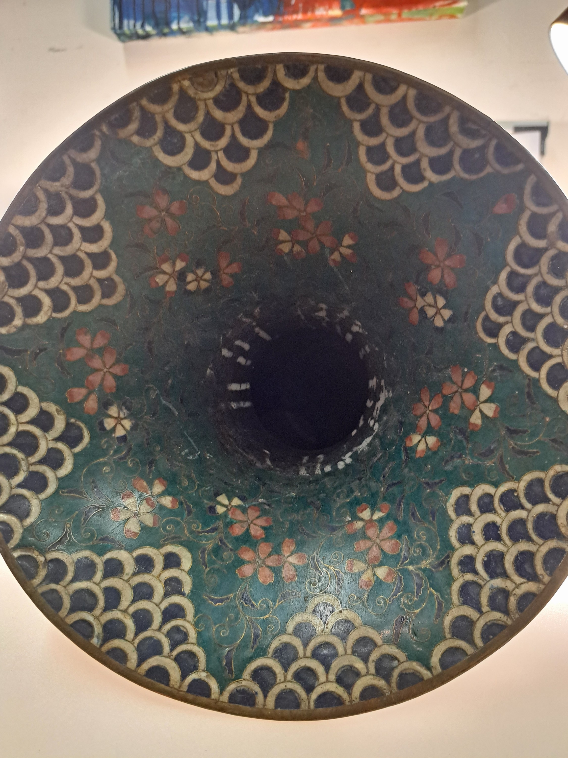 Detail g: Große Vase, Japan, um 1880, Cloisonné, umlaufende Emaillierung mit Pflanzen und Vögeln, versch. Ornamente, verbeult und Fehlstellen bzw. Wandung ...