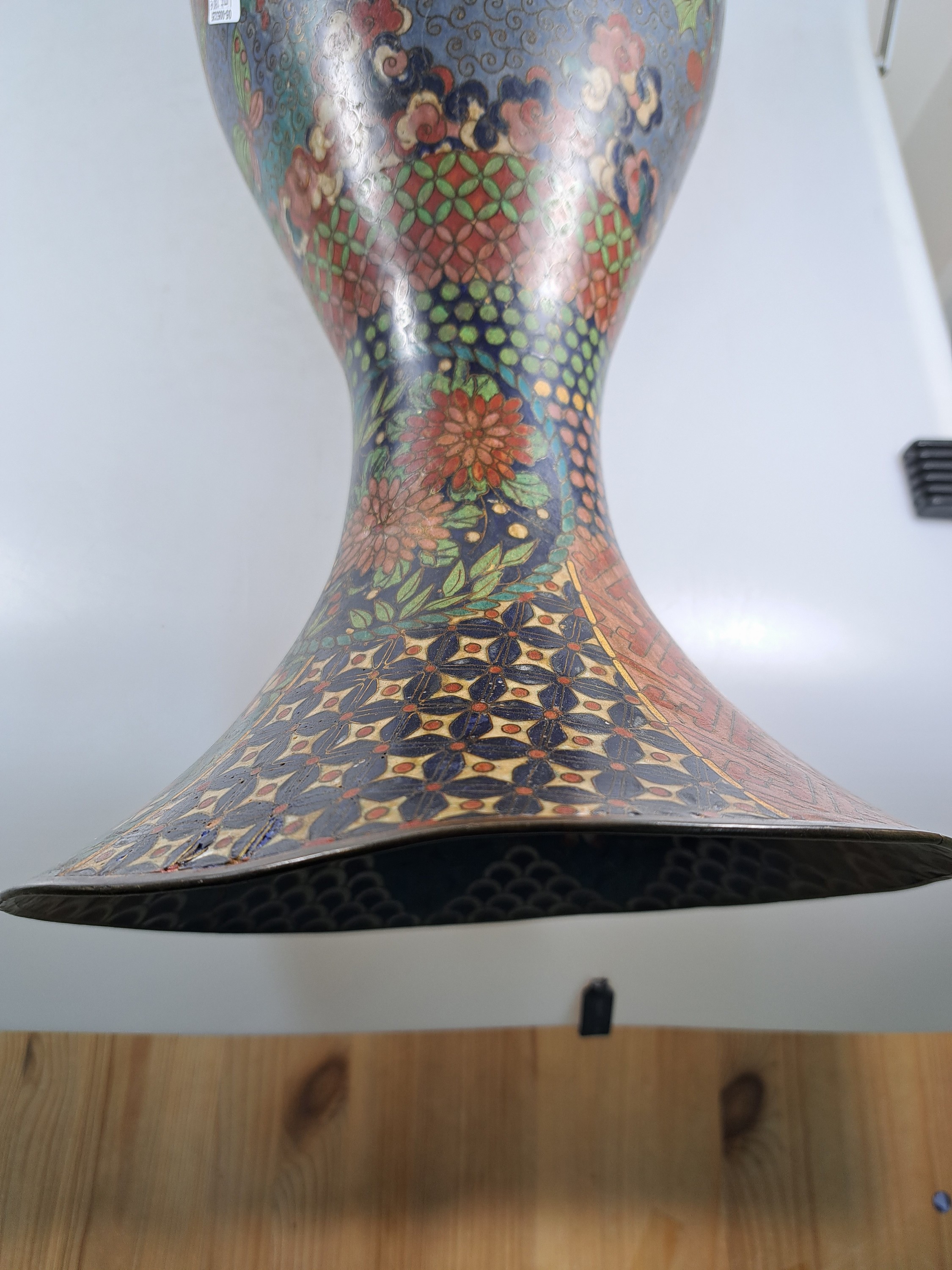 Detail h: Große Vase, Japan, um 1880, Cloisonné, umlaufende Emaillierung mit Pflanzen und Vögeln, versch. Ornamente, verbeult und Fehlstellen bzw. Wandung ...
