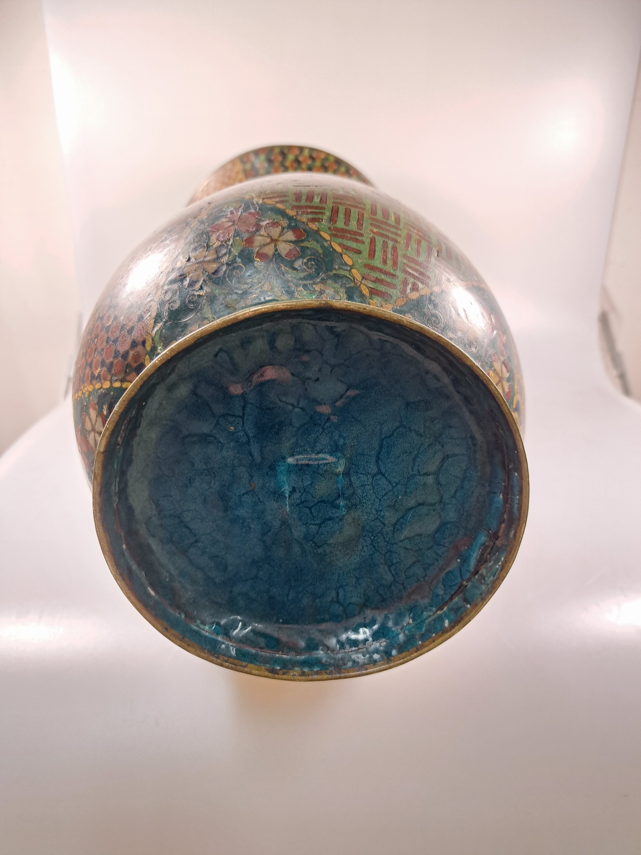 Detail i: Große Vase, Japan, um 1880, Cloisonné, umlaufende Emaillierung mit Pflanzen und Vögeln, versch. Ornamente, verbeult und Fehlstellen bzw. Wandung ...
