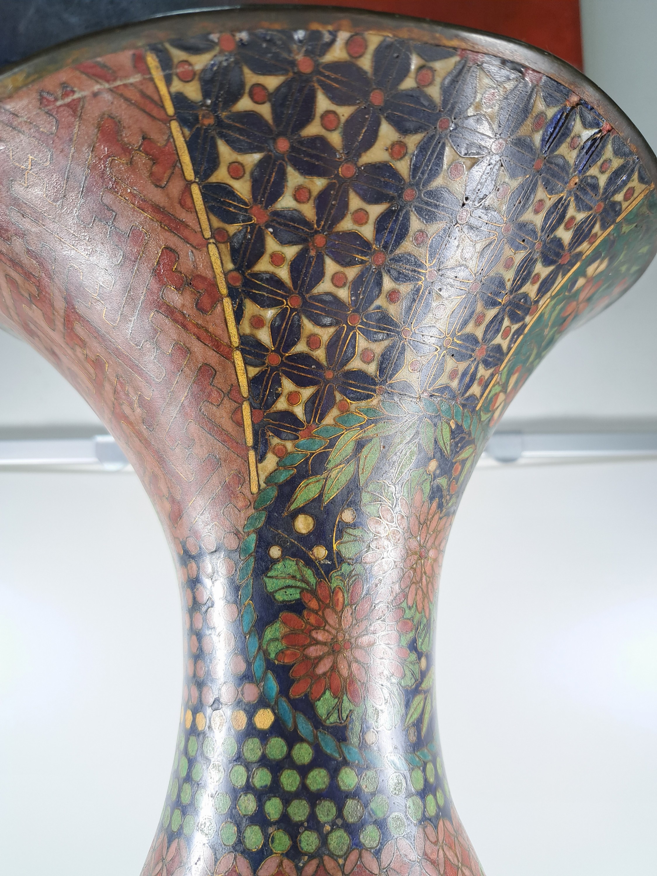 Detail j: Große Vase, Japan, um 1880, Cloisonné, umlaufende Emaillierung mit Pflanzen und Vögeln, versch. Ornamente, verbeult und Fehlstellen bzw. Wandung ...