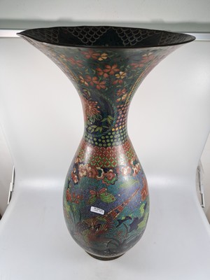 26920210a - Große Vase, Japan, um 1880, Cloisonné, umlaufende Emaillierung mit Pflanzen ...