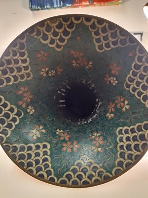 26920210g - Große Vase, Japan, um 1880, Cloisonné, umlaufende Emaillierung mit Pflanzen ...