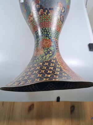 26920210h - Große Vase, Japan, um 1880, Cloisonné, umlaufende Emaillierung mit Pflanzen ...