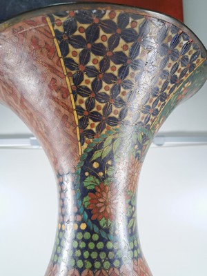 26920210j - Große Vase, Japan, um 1880, Cloisonné, umlaufende Emaillierung mit Pflanzen ...