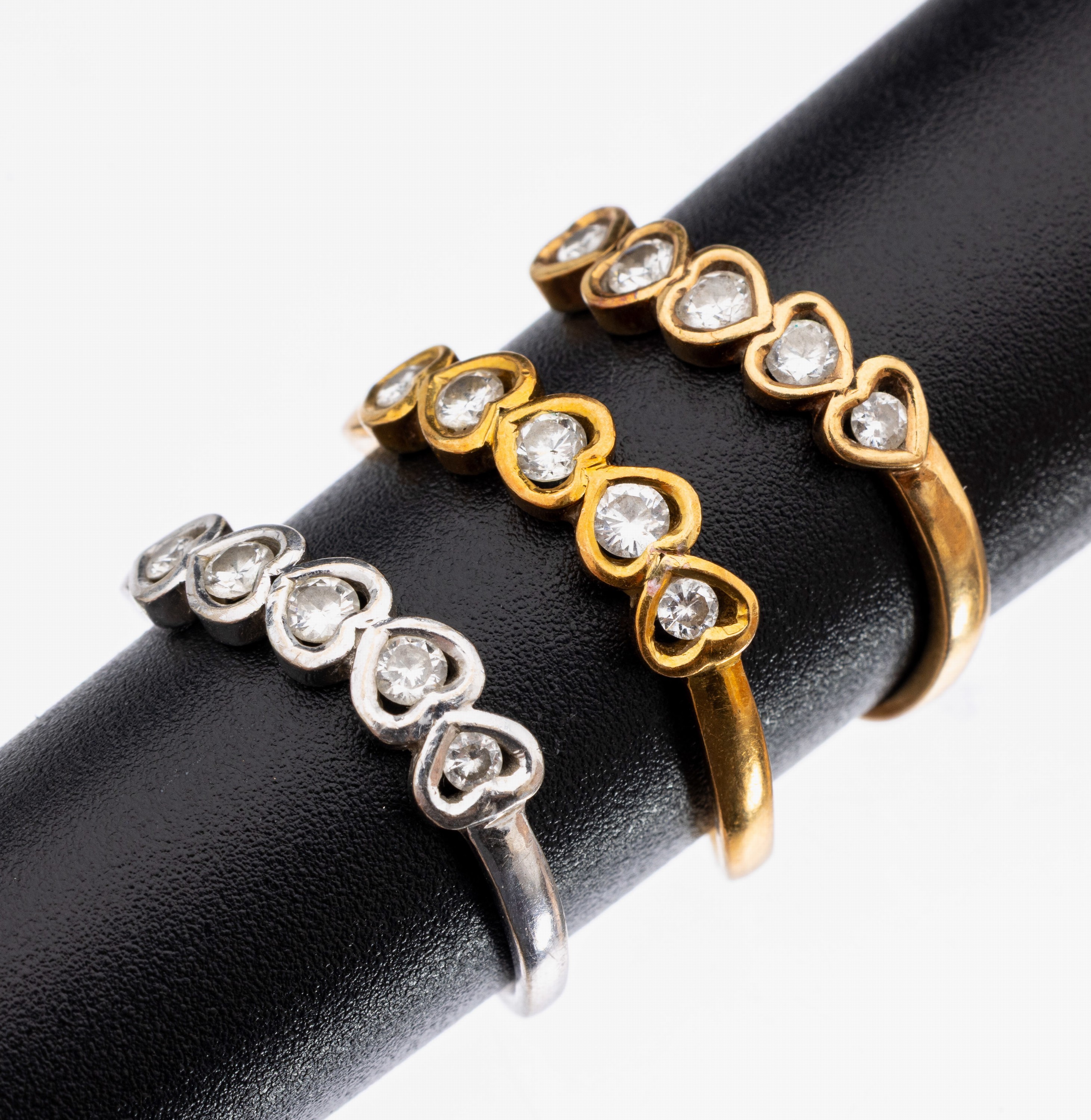 18 kt Gold Brillant-Ringtrio, GG/WG 750/000, gewellte Form, herzförm. Fassungen mit 15 Brillanten zus. ca. 0.75 ct Weiß/si, RW2x 50, 1x 52, ca. ...