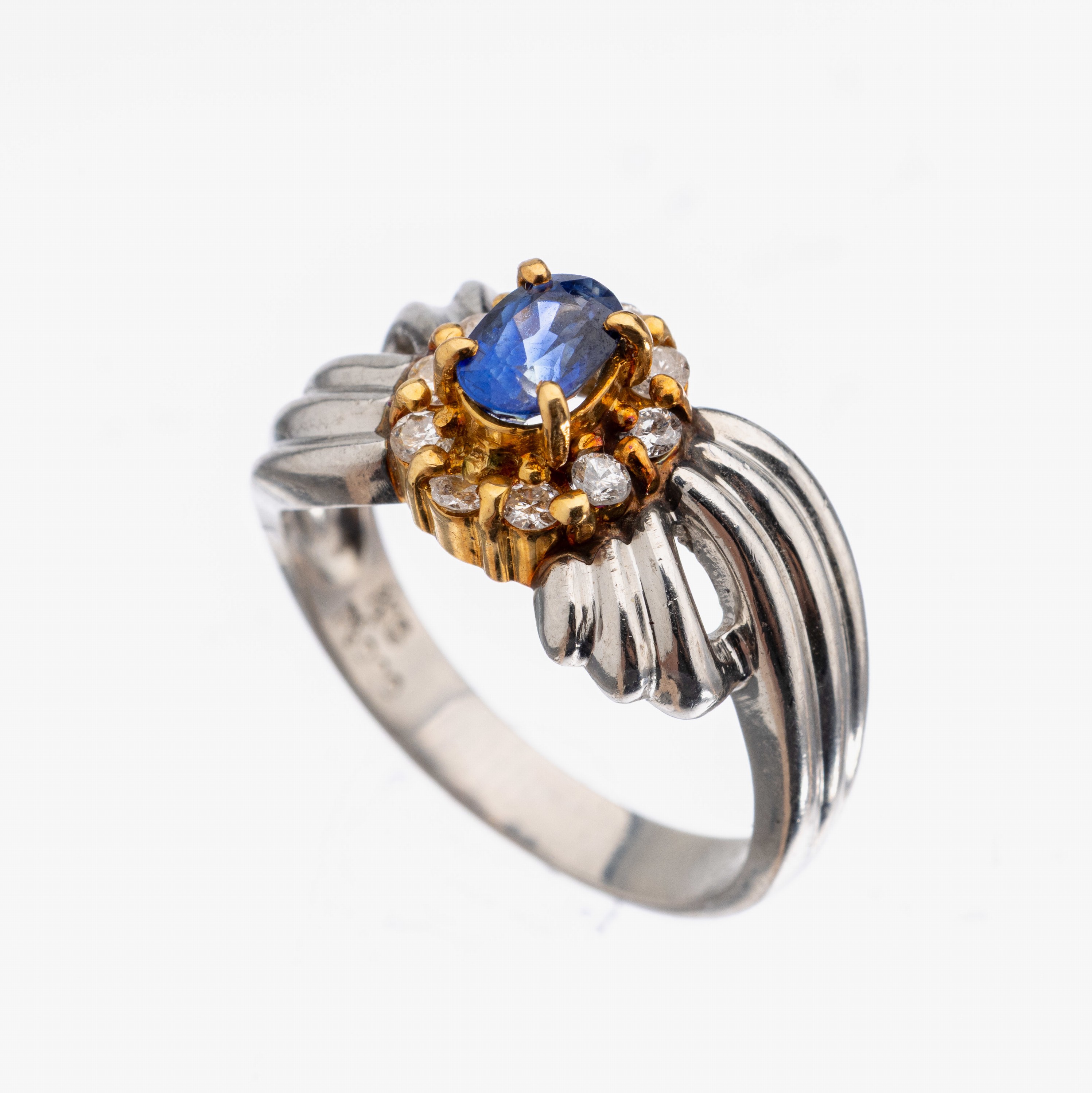 Platin und 18 kt Gold Saphir-Brillant-Ring, Pt 900 und GG 750/000, Ringkopf GG, mittig ovalfacett. Saphir ca. 0.55 ct (grav.), umgeben von 10 ...