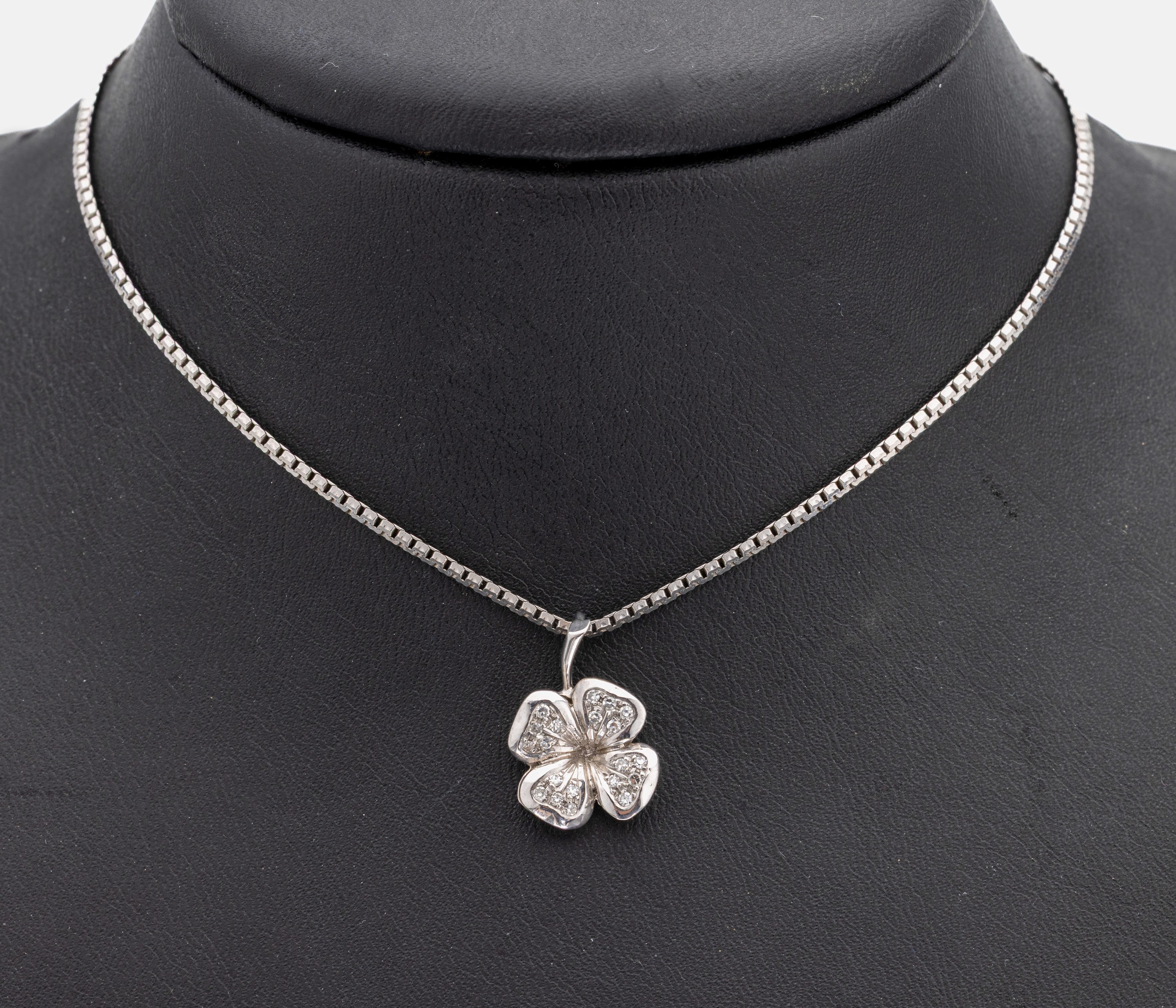 14 kt Gold Diamant-Anhänger "Kleeblatt", WG585/000, 20 8/8-Diamanten zus. ca. 0.10 ct Weiß/si, an Kette, WG 585/000, L. ca. 46 cm, ...