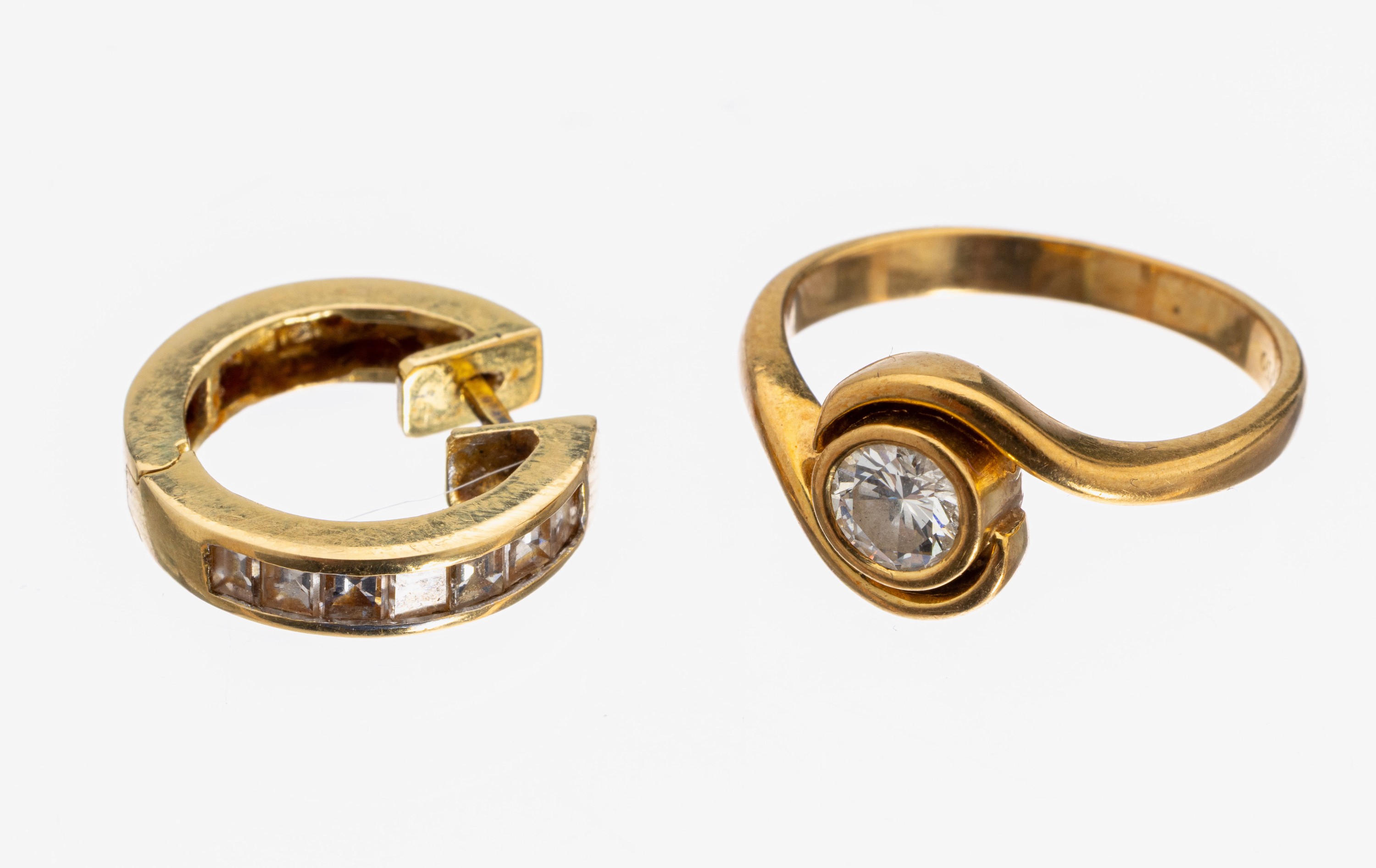 18 kt Gold Diamant-Konvolut, GG 750/000, best. aus Ring mit Brillant ca. 0.33 ct Weiß/si, RW 49, dazu einzelne Ohrcreole mit 7 Diamant-Carrees zus. ...