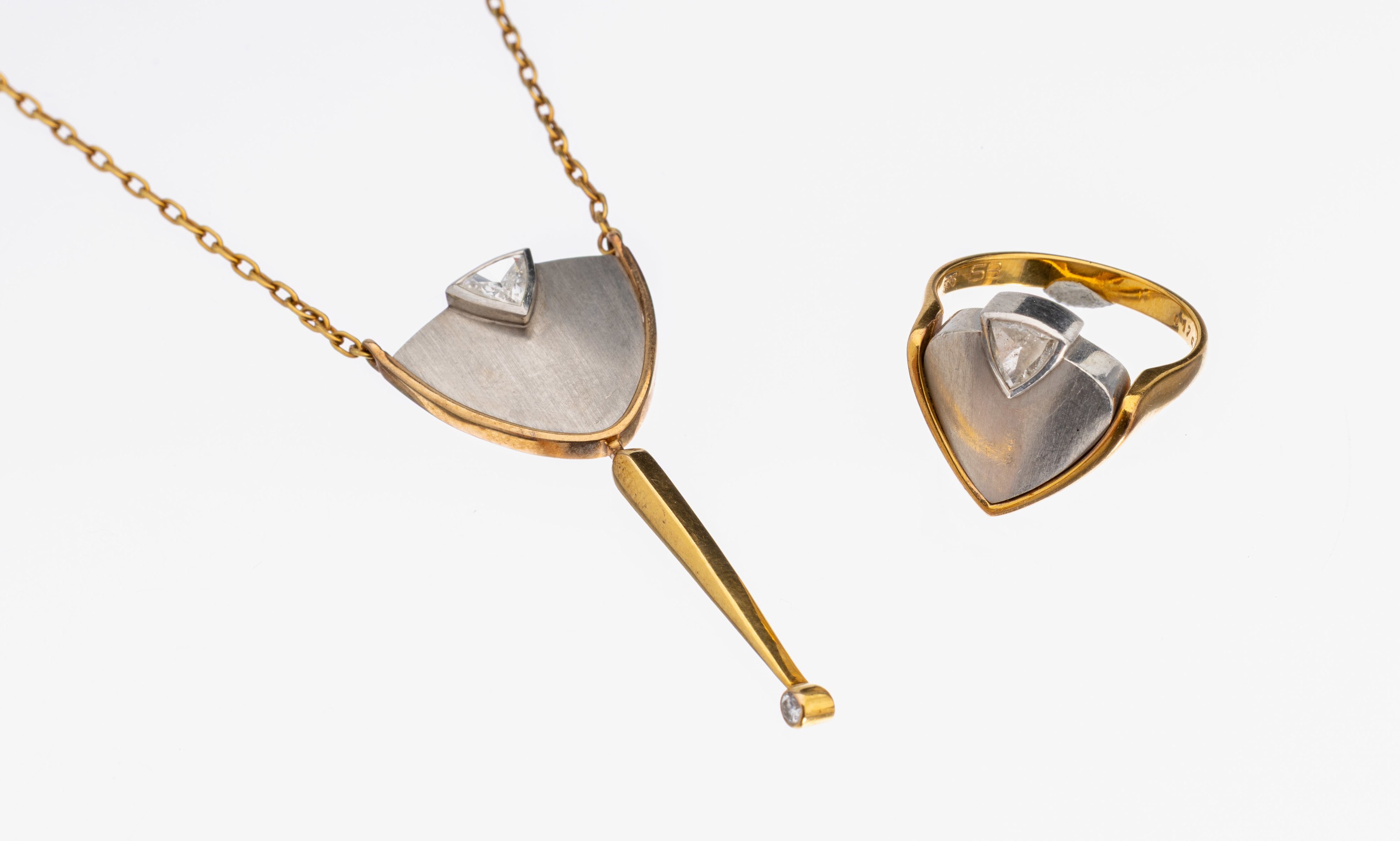 14 kt Gold und Platin Diamant-Schmuckset, GG 585/000 und Platin 900/000, best. aus: Collier mit Diamanttriangel ca. 0.30 ct Weiß/p, bewegl. ...