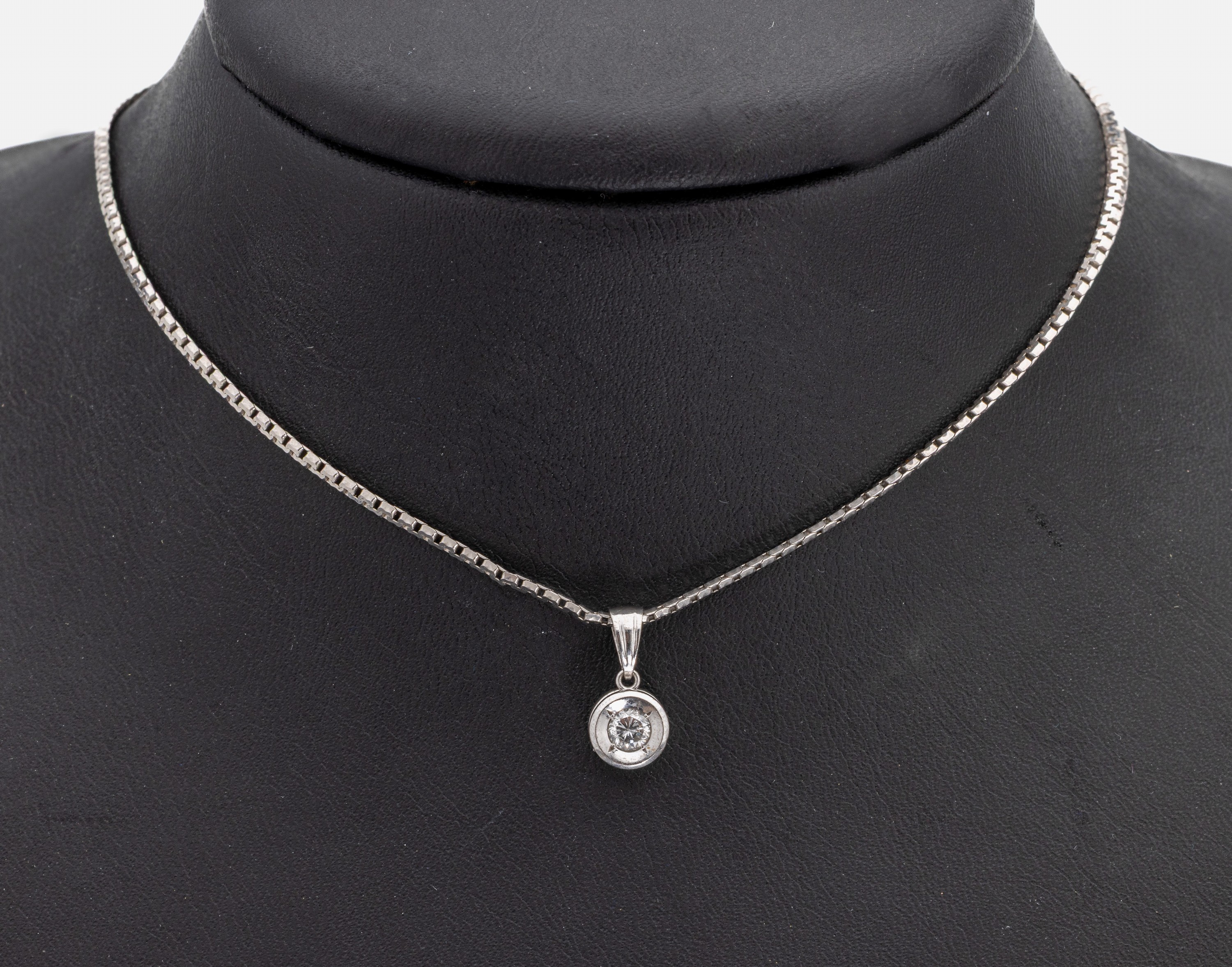 Platin Brillant-Anhänger, Brillant ca. 0.20ct grav. Weiß/p, ca. 1.8 g, an Kette, WG 585/000, L. ca. 40 cm, Federringschließe, ca. 4.5 g