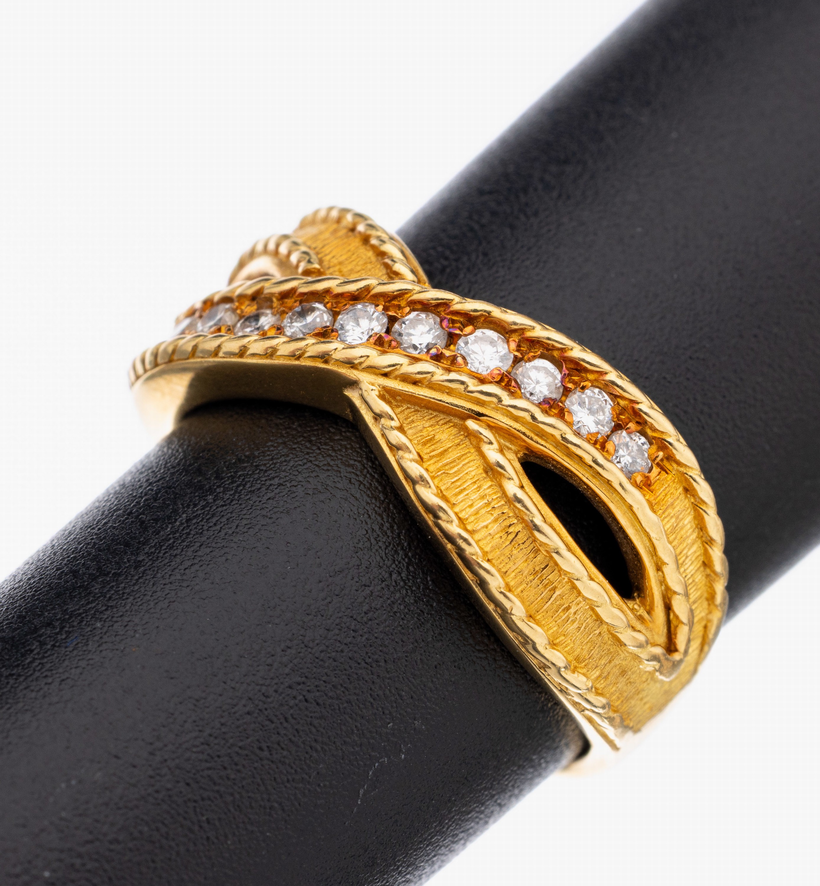18 kt Gold Brillant-Ring, GG 750/000, gekreuzte Ringschiene, 10 Brillanten zus. ca. 0.22 ct grav. Weiß/si, RW 52, ca. 6.5 g