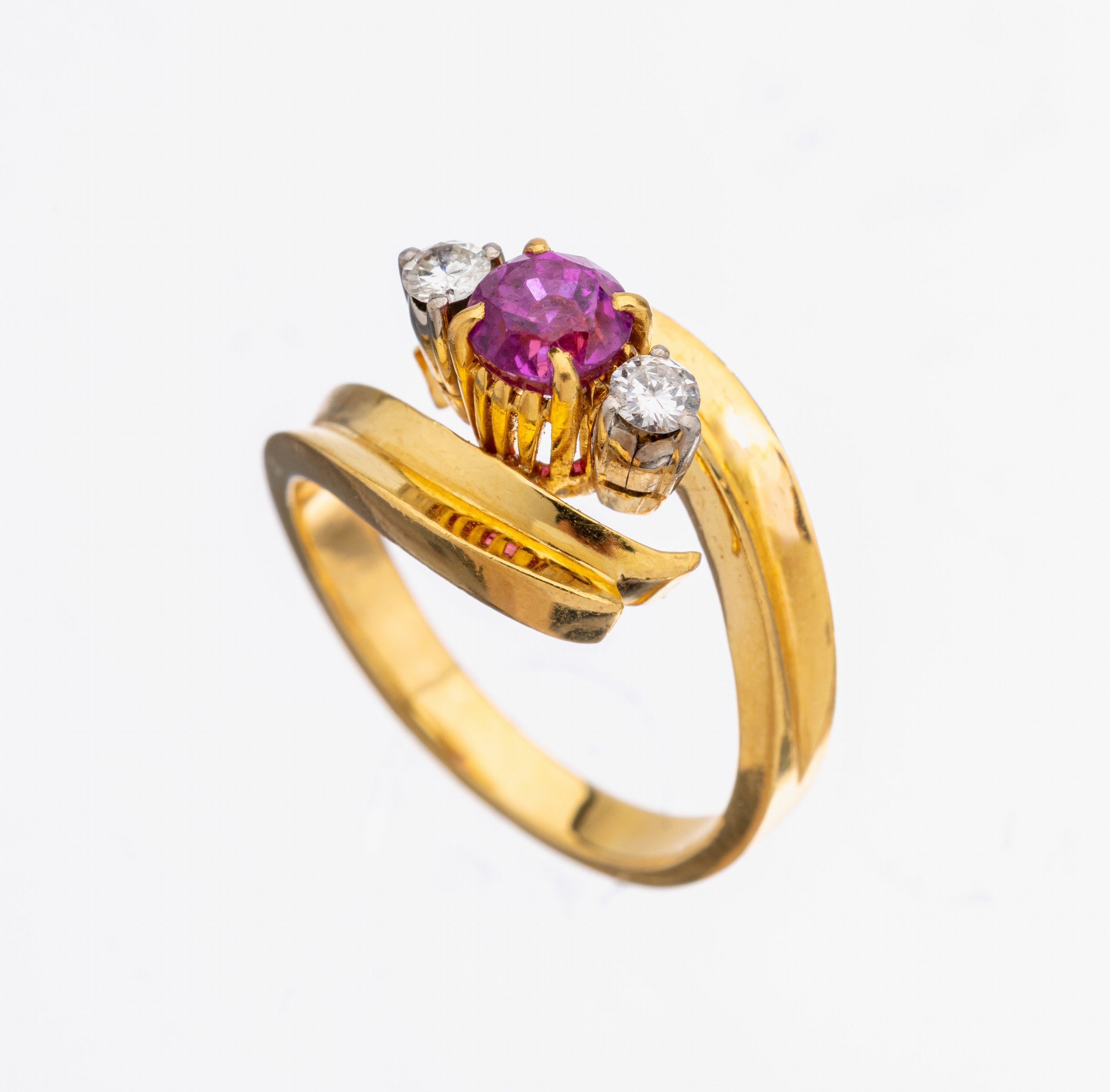 18 kt Gold Rubin-Brillant-Ring, GG 750/000,rundfacett. Rubin ca. 0.50 ct, 2 Brillanten zus. ca. 0.14 ct Weiß/si, RW 51, ca. 6.8 g