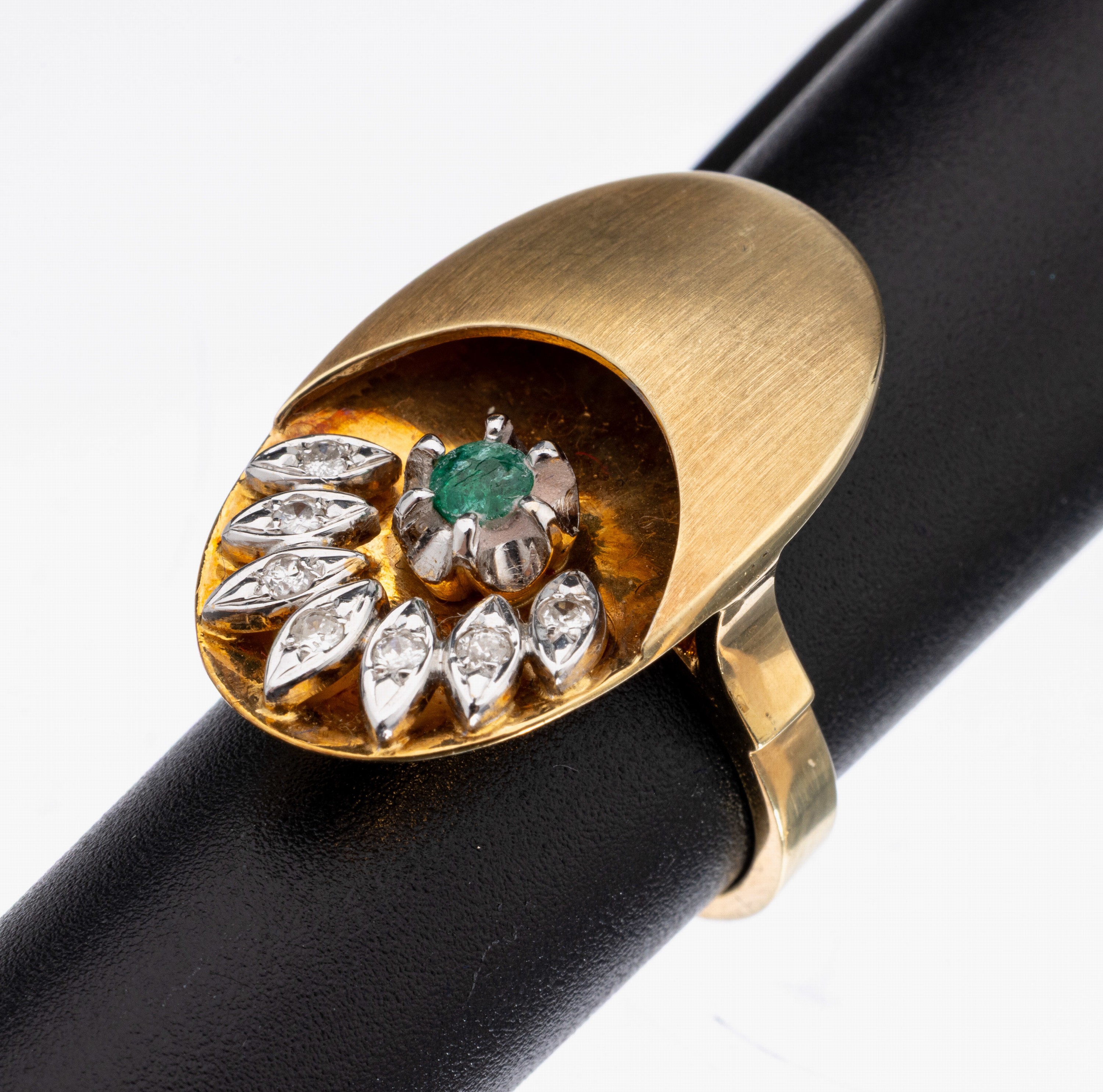 14 kt Gold Brillant-Smaragd-Ring, GG 585/000, rundfacett. Smaragd ca. 0.10 ct, 7 Brillanten zus. ca. 0.08 ct Weiß/p, RW 51, ca. 10.3 g