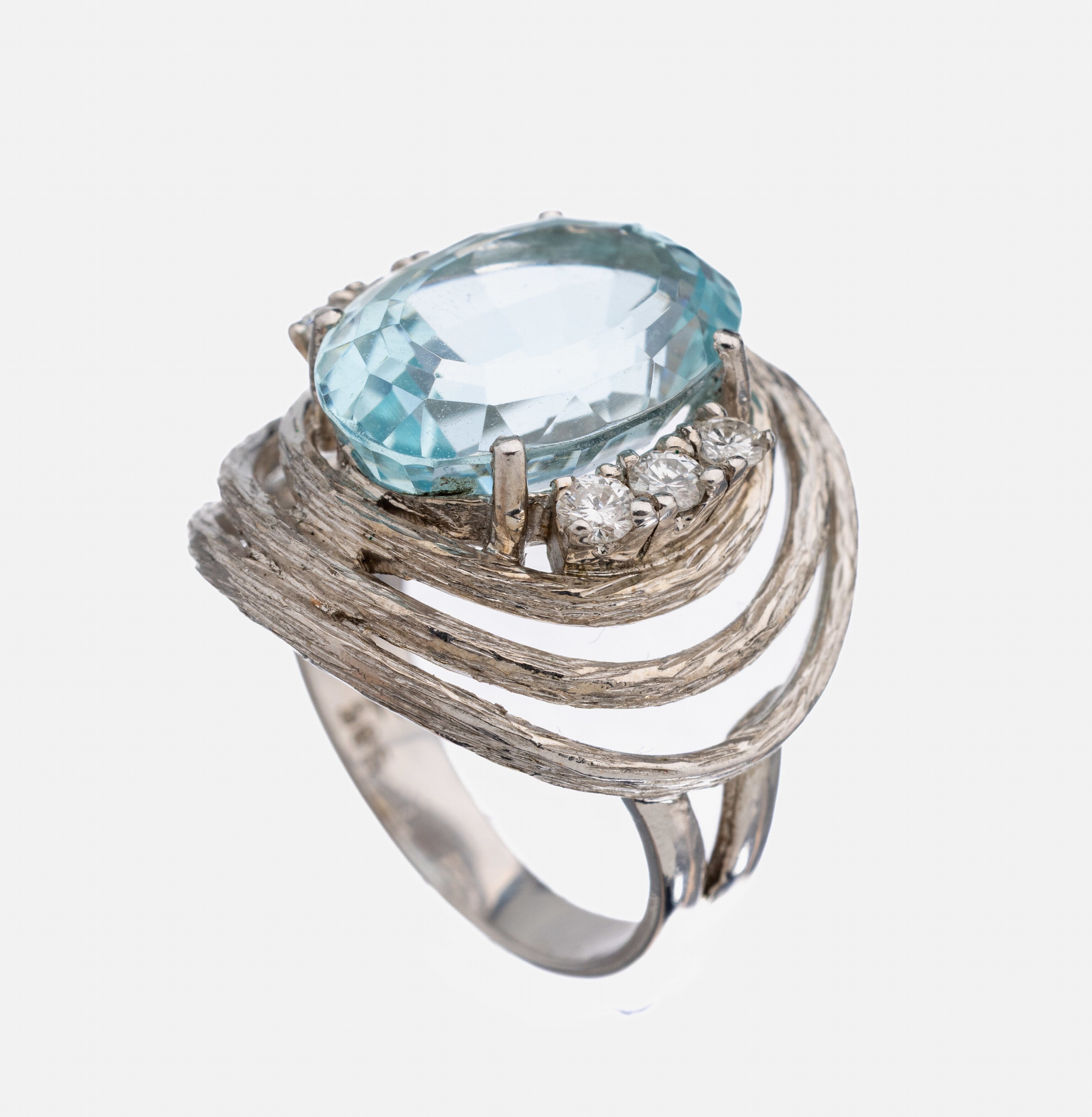 14 kt Gold Aquamarin-Brillant-Ring, WG 585/000, ovalfacett. Aquamarin ca. 4.30 ct, 6 Brillanten zus. ca. 0.18 ct Weiß/si, RW 48, ca. 7.2 g