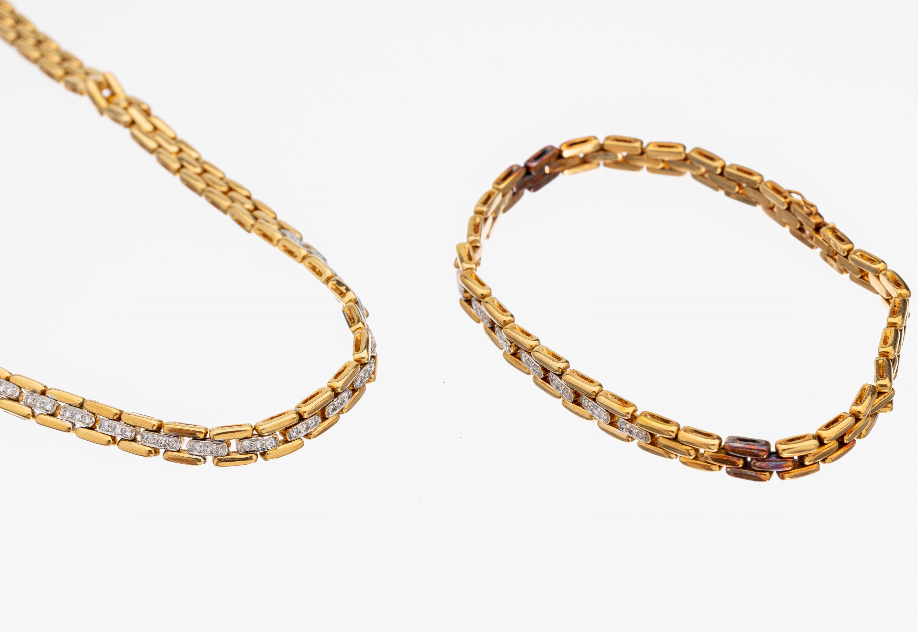 18 kt Gold Brillant-Schmuckset, GG/WG 750/000, best. aus: Collier mit Brillanten zus. ca. 0.30 ct Weiß/si, L. ca. 40 cm, Klappschließe mit ...
