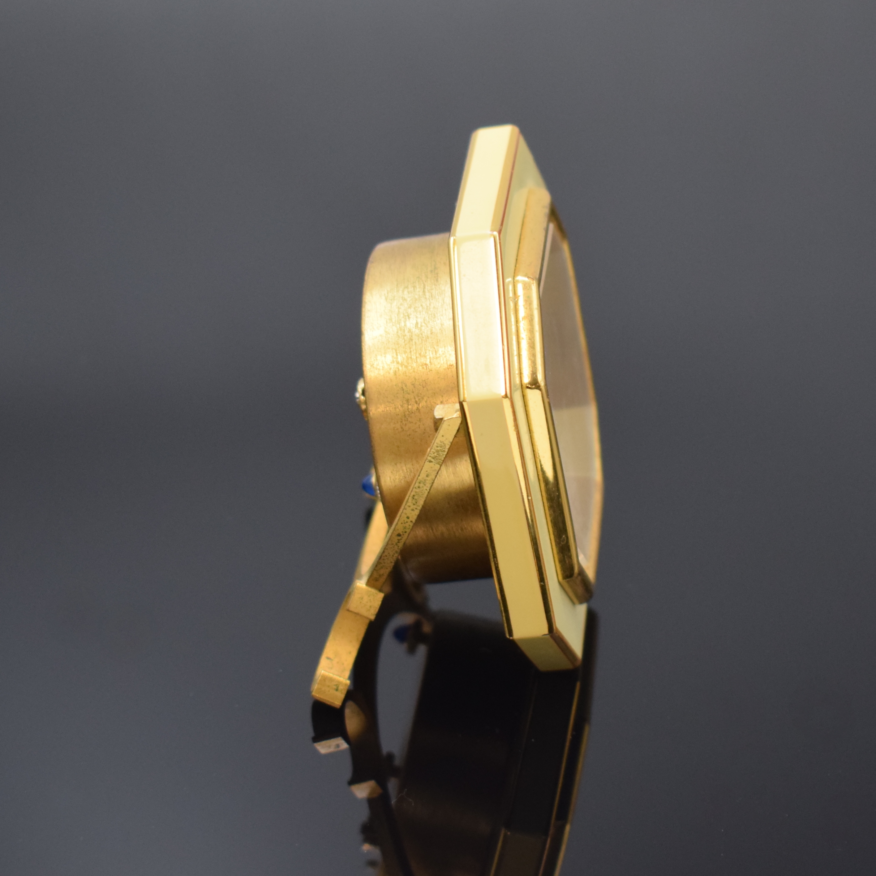 Detail a: CARTIER Paris Tischwecker Referenz 7507, Schweiz um 1980, Handaufzug, verg. Messinggeh. z. T. lackiert, weißes Zifferbl. m. röm. Zahlen, Ankerwerk, ...