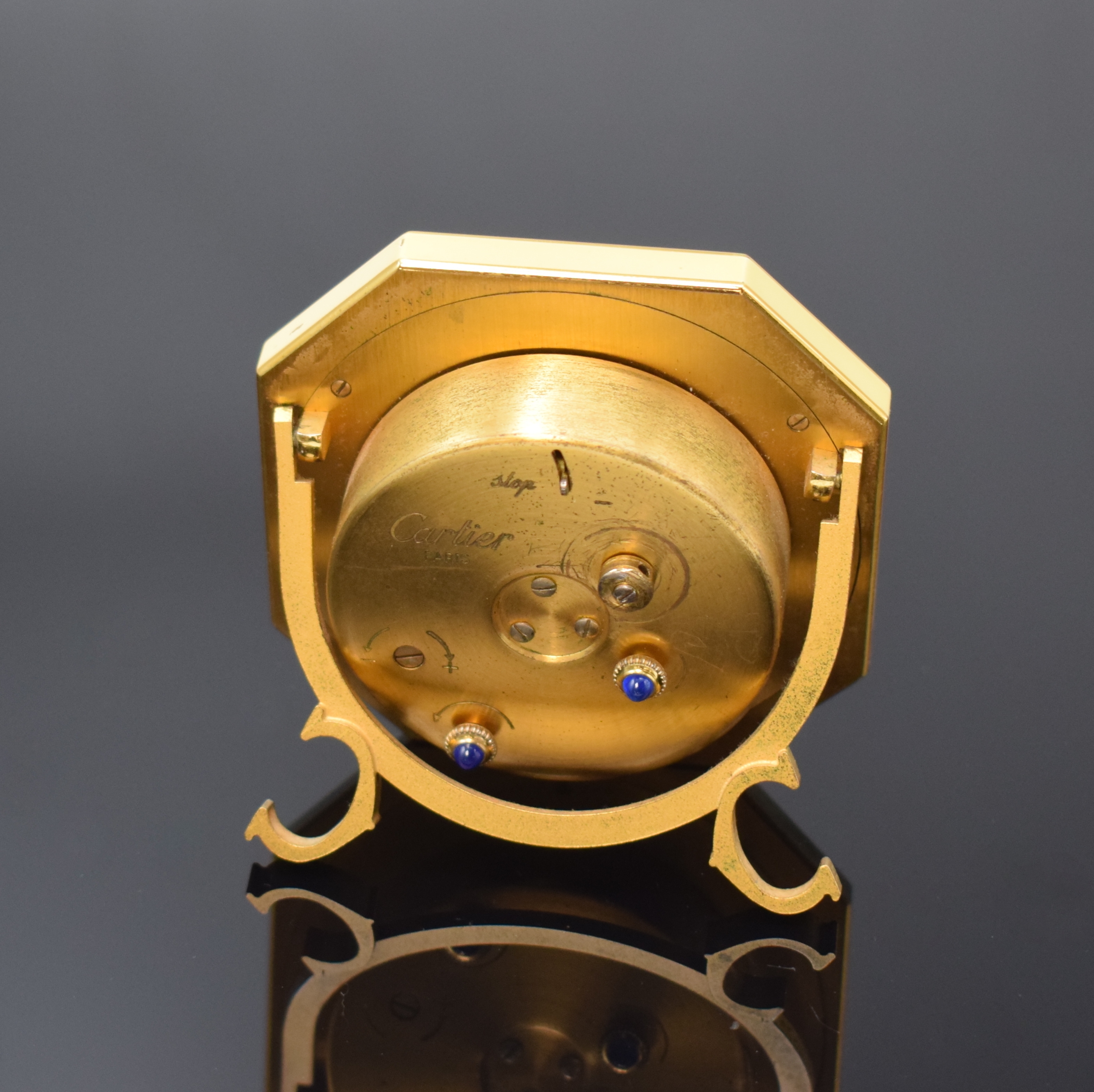 Detail b: CARTIER Paris Tischwecker Referenz 7507, Schweiz um 1980, Handaufzug, verg. Messinggeh. z. T. lackiert, weißes Zifferbl. m. röm. Zahlen, Ankerwerk, ...