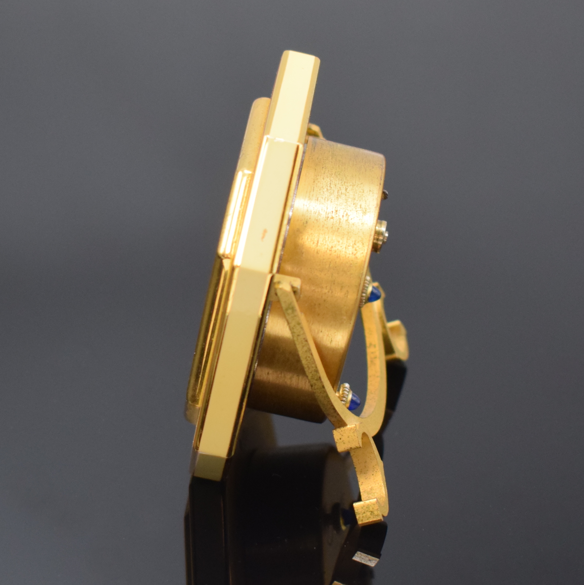Detail c: CARTIER Paris Tischwecker Referenz 7507, Schweiz um 1980, Handaufzug, verg. Messinggeh. z. T. lackiert, weißes Zifferbl. m. röm. Zahlen, Ankerwerk, ...
