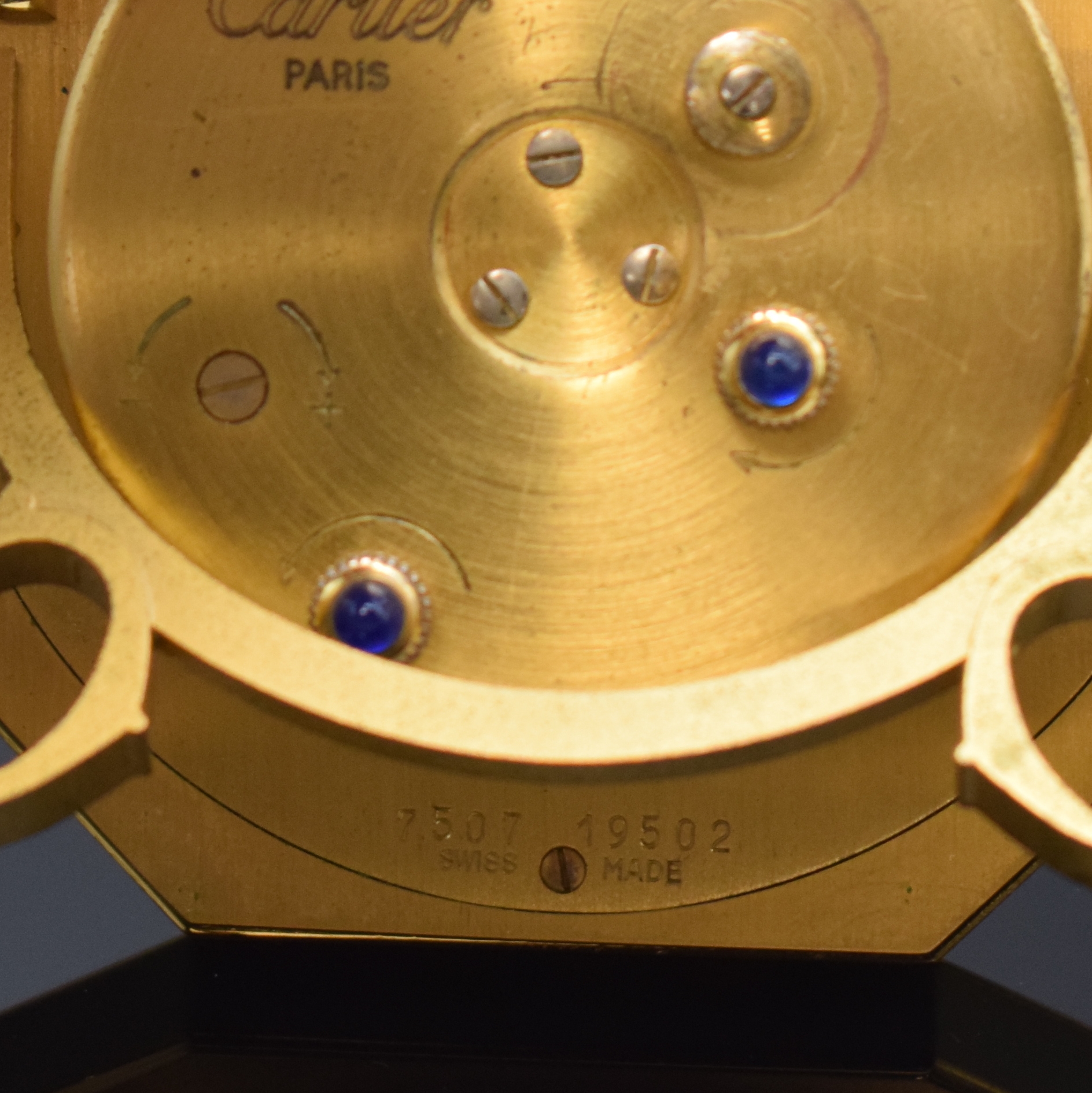Detail d: CARTIER Paris Tischwecker Referenz 7507, Schweiz um 1980, Handaufzug, verg. Messinggeh. z. T. lackiert, weißes Zifferbl. m. röm. Zahlen, Ankerwerk, ...