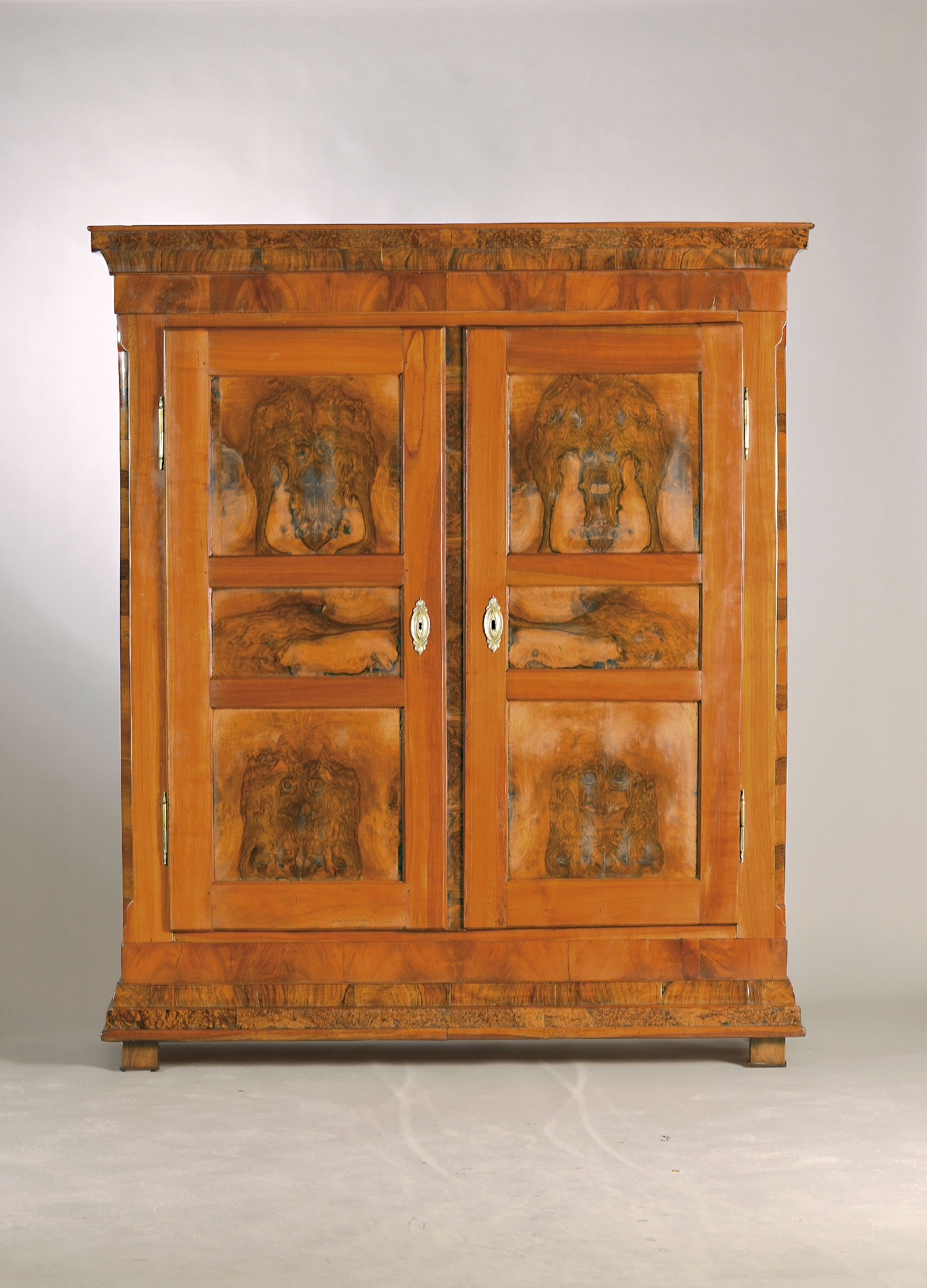 Biedermeierschrank, Bodensee, um 1830-50, Kirschbaum massiv, 12 Kassetten, Frontkassetten mit dekorativem Wurzelfurnier, seitliche Füllungen massiv ...