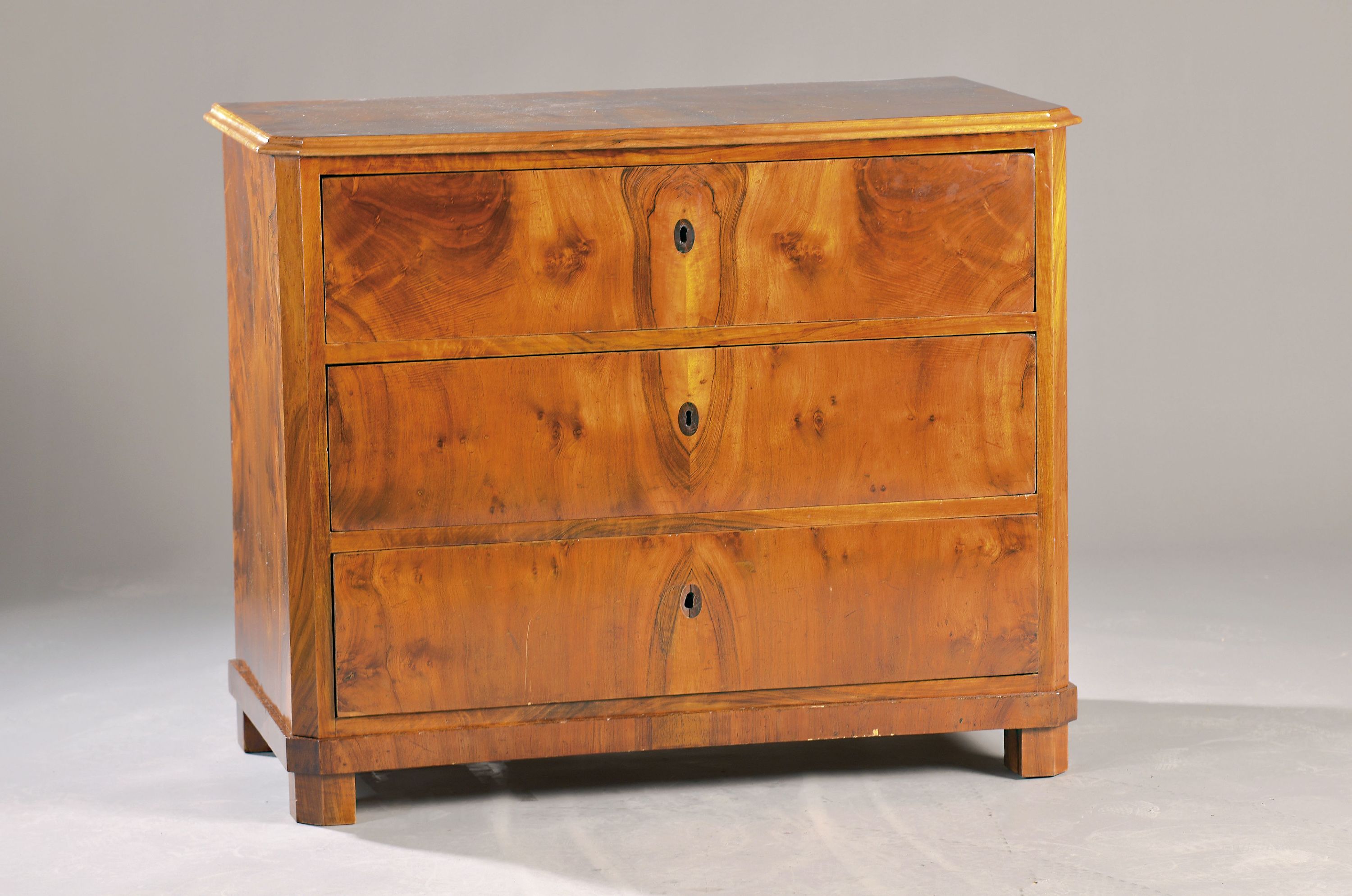 Biedermeierkommode, um 1820/30, Nußbaumfurnier, 3 Schubladen, ca. 84x102x55 cm, EZ 2-3