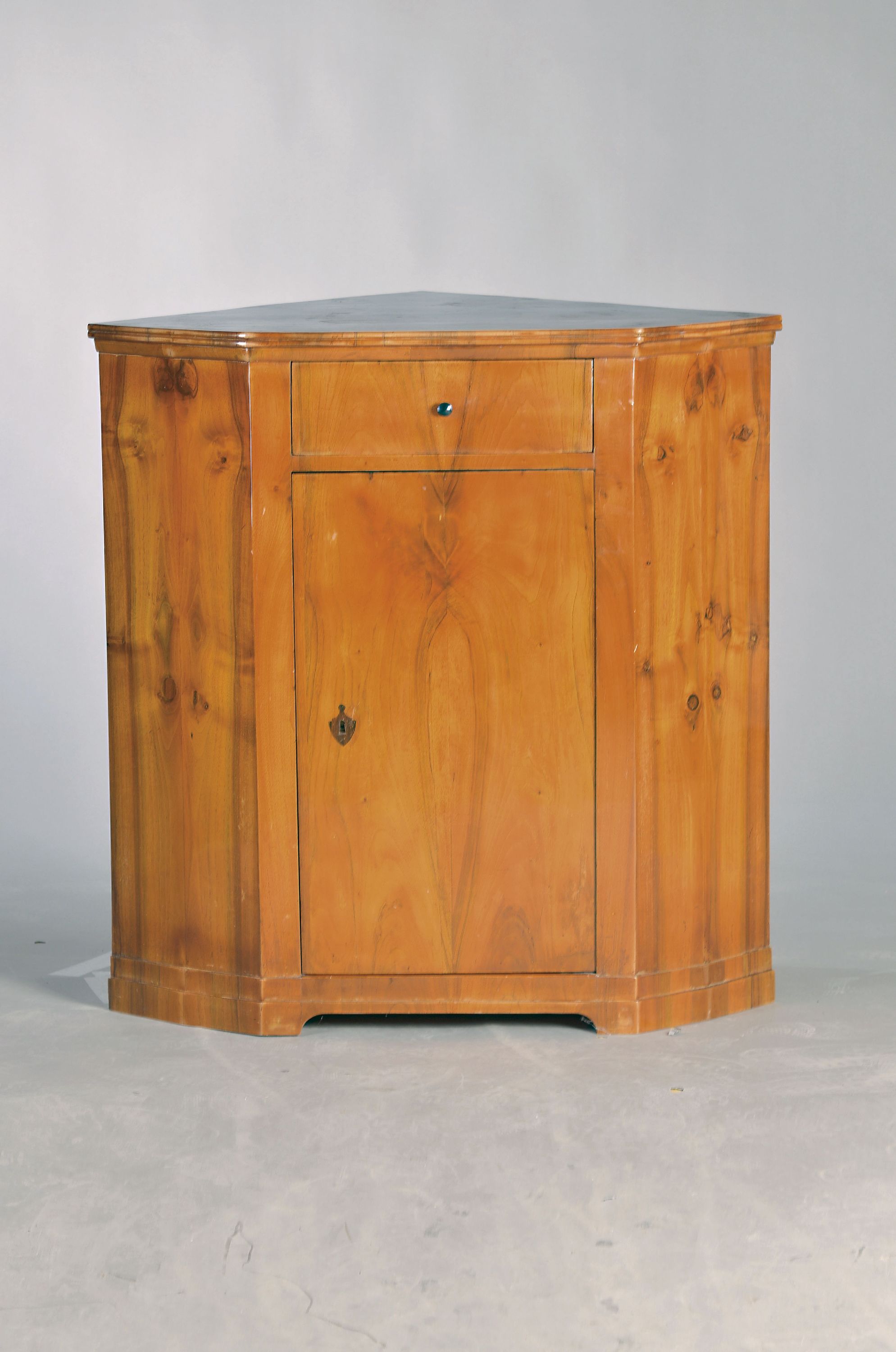 Biedermeier-Eckschrank, um 1820/30, Kirschbaum, eine Tür und und eine Schublade, ca. 94x92x63 cm, EZ 2-3