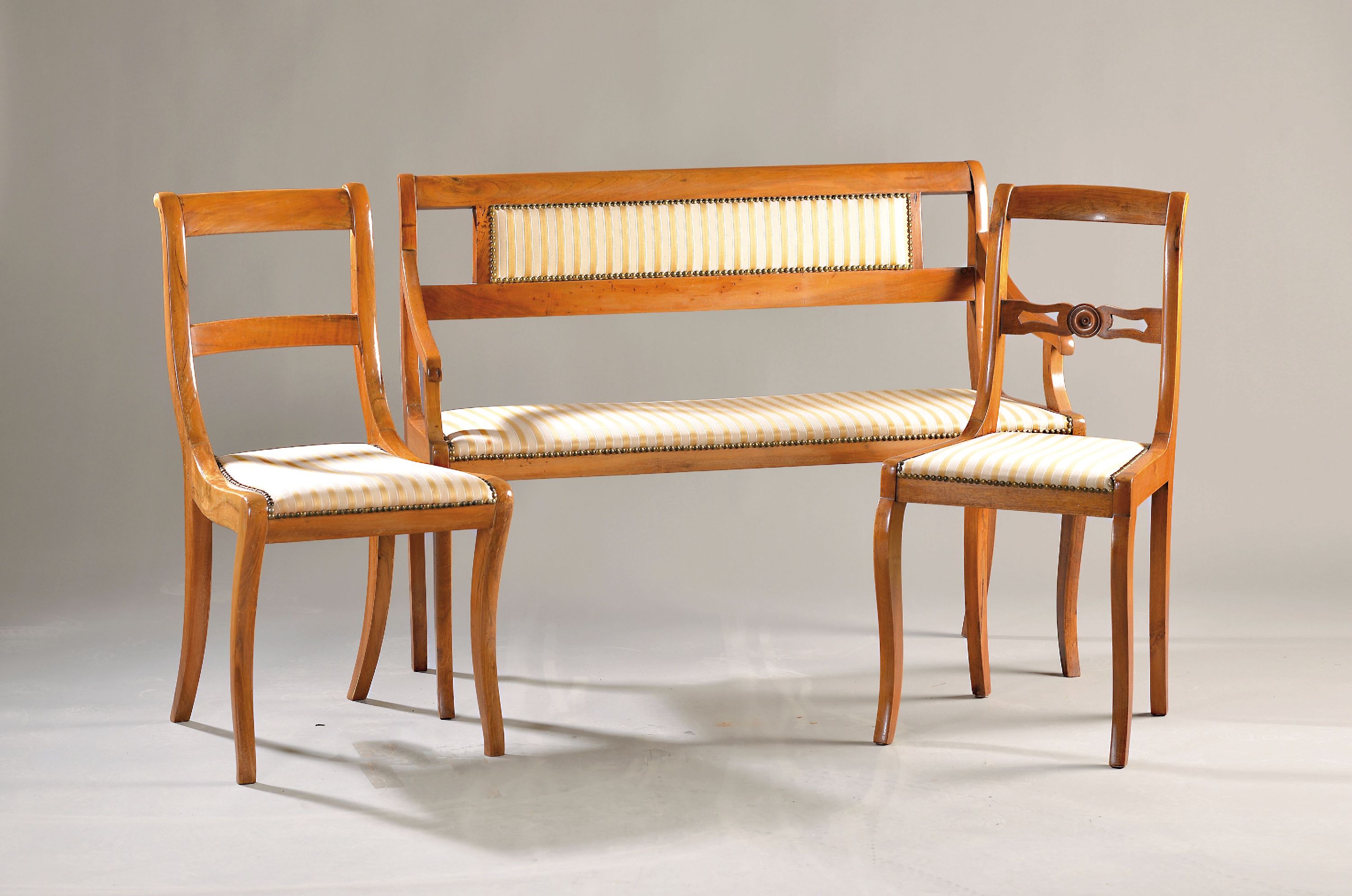 4-tlg. Sitzgarnitur, Biedermeier, 1.Hälfte 19.Jh., Kirschbaum, Sitzbank 86x115x46 cm, Sh. 46 cm; 3 Stühle 86x41x40 cm, SH 46 cm, beigefarben ...