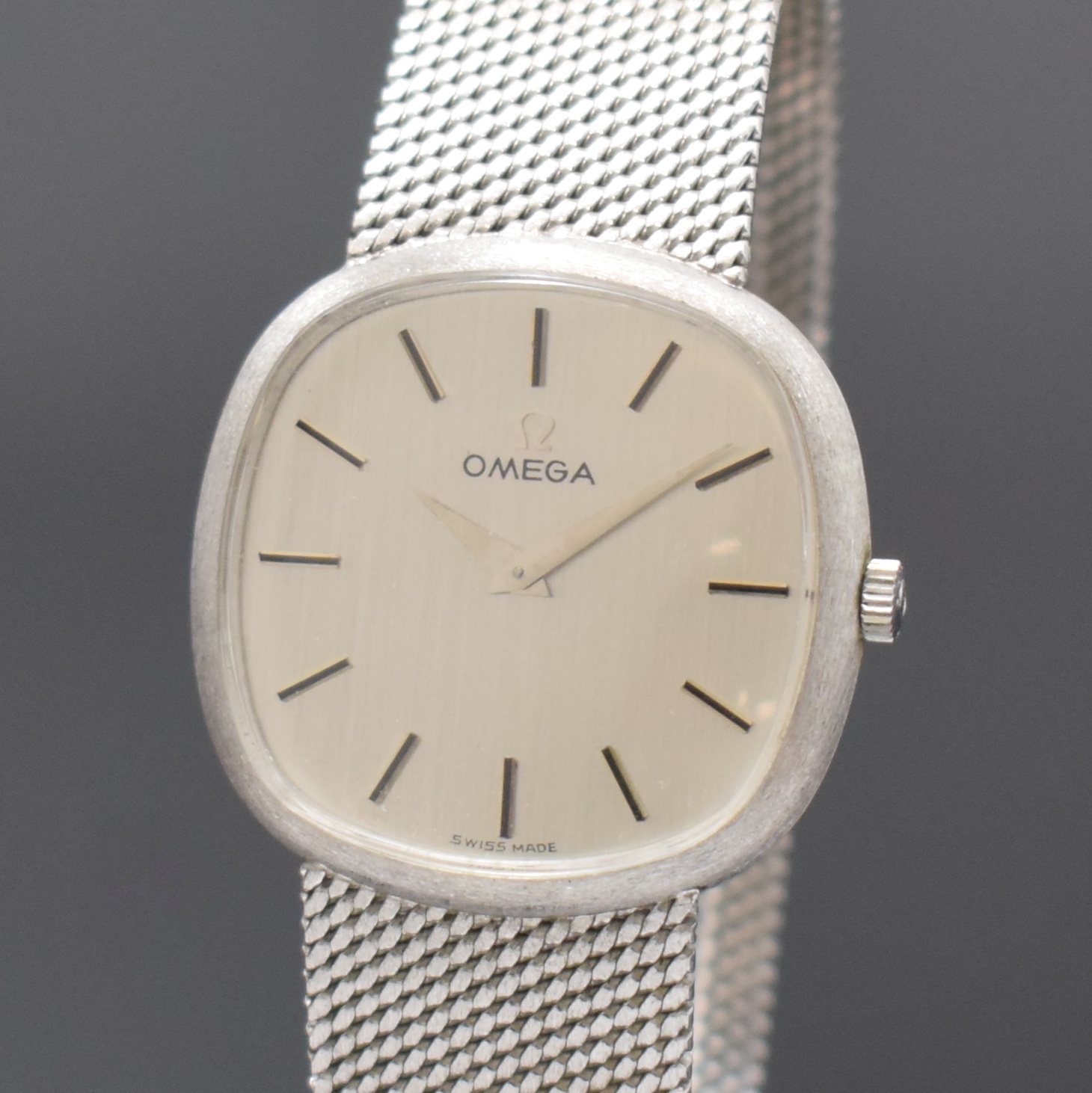 Detail a: OMEGA Armbanduhr in WG 585/000, Schweiz um 1971, Handaufzug, Milanaiseband, Boden aufgedr., vers. Zifferbl. m. aufgel. Indizes, Anz. v. Std. und ...