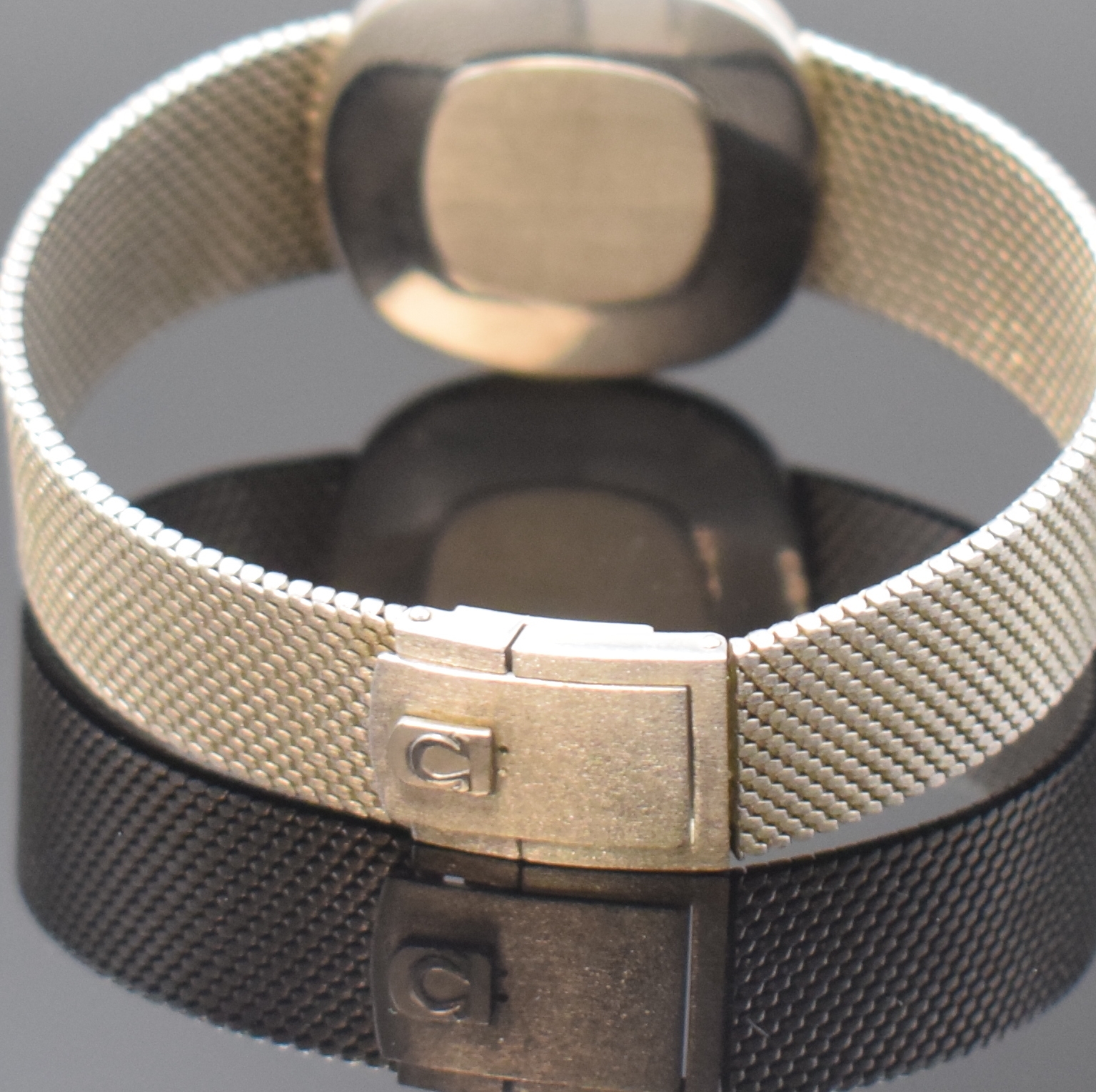 Detail b: OMEGA Armbanduhr in WG 585/000, Schweiz um 1971, Handaufzug, Milanaiseband, Boden aufgedr., vers. Zifferbl. m. aufgel. Indizes, Anz. v. Std. und ...