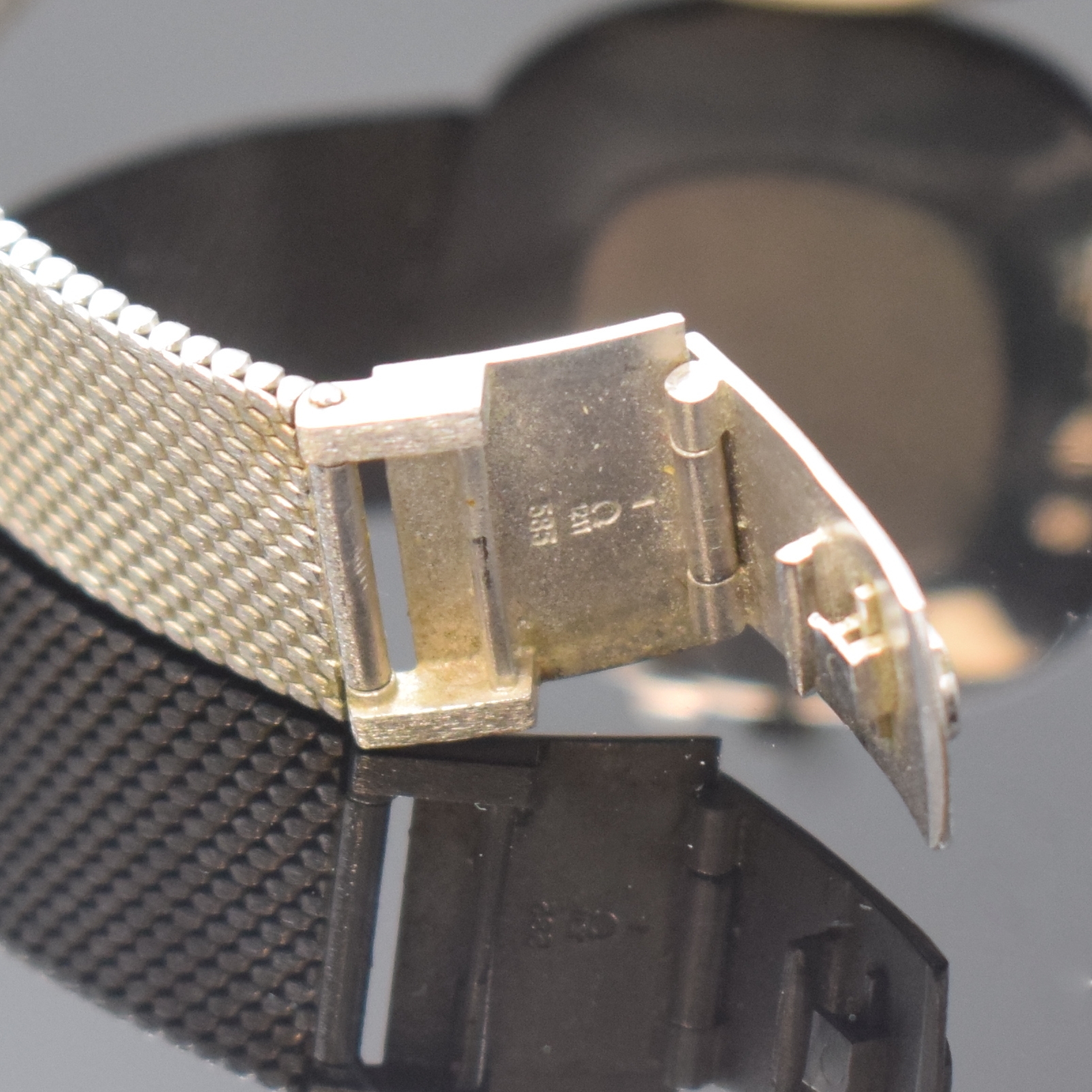 Detail c: OMEGA Armbanduhr in WG 585/000, Schweiz um 1971, Handaufzug, Milanaiseband, Boden aufgedr., vers. Zifferbl. m. aufgel. Indizes, Anz. v. Std. und ...
