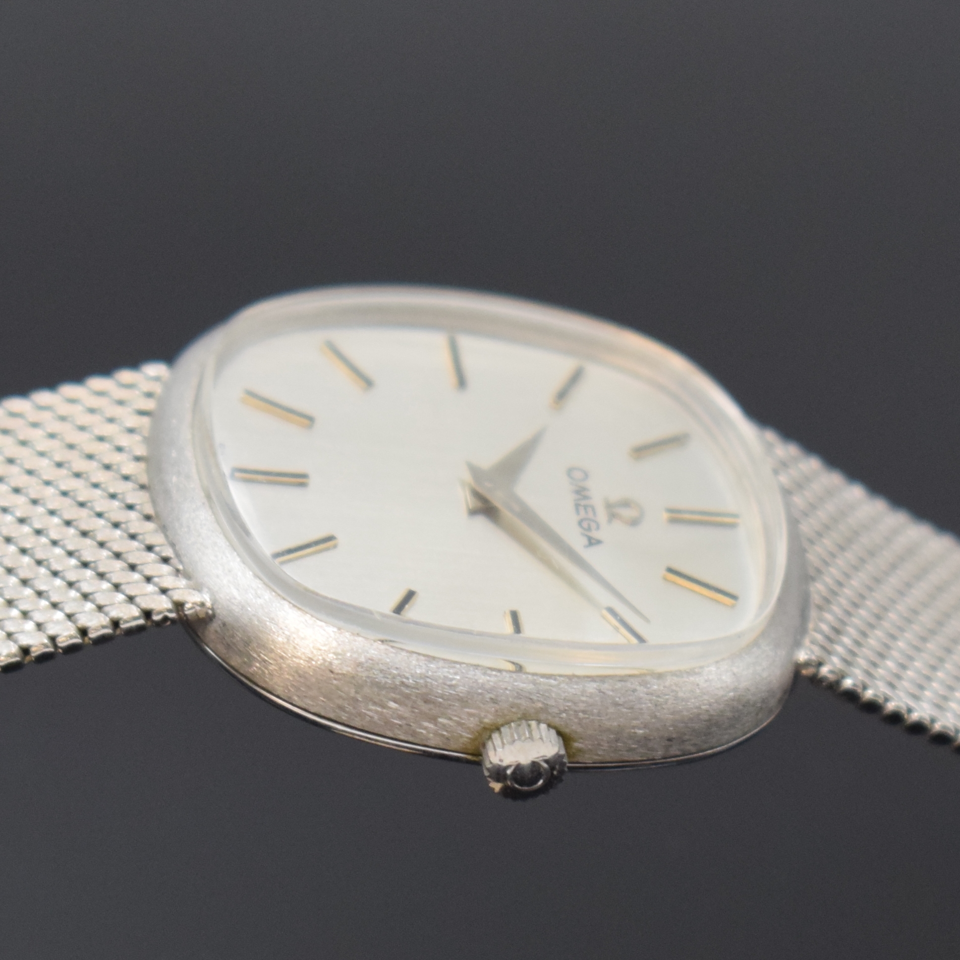 Detail d: OMEGA Armbanduhr in WG 585/000, Schweiz um 1971, Handaufzug, Milanaiseband, Boden aufgedr., vers. Zifferbl. m. aufgel. Indizes, Anz. v. Std. und ...