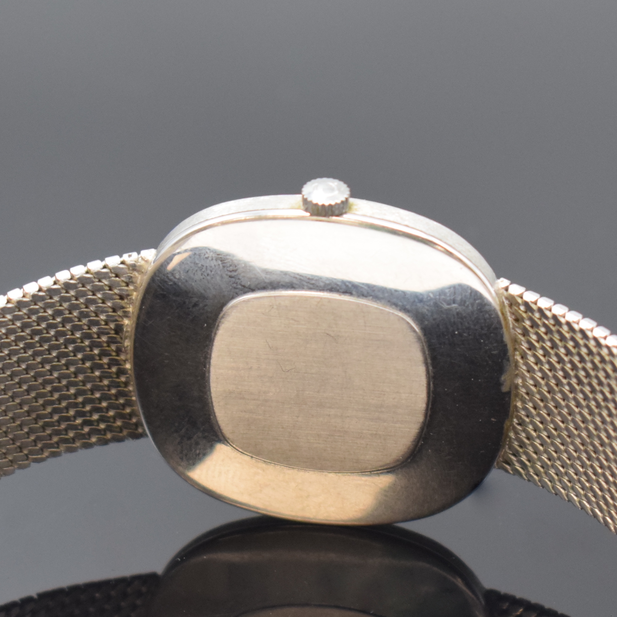 Detail e: OMEGA Armbanduhr in WG 585/000, Schweiz um 1971, Handaufzug, Milanaiseband, Boden aufgedr., vers. Zifferbl. m. aufgel. Indizes, Anz. v. Std. und ...