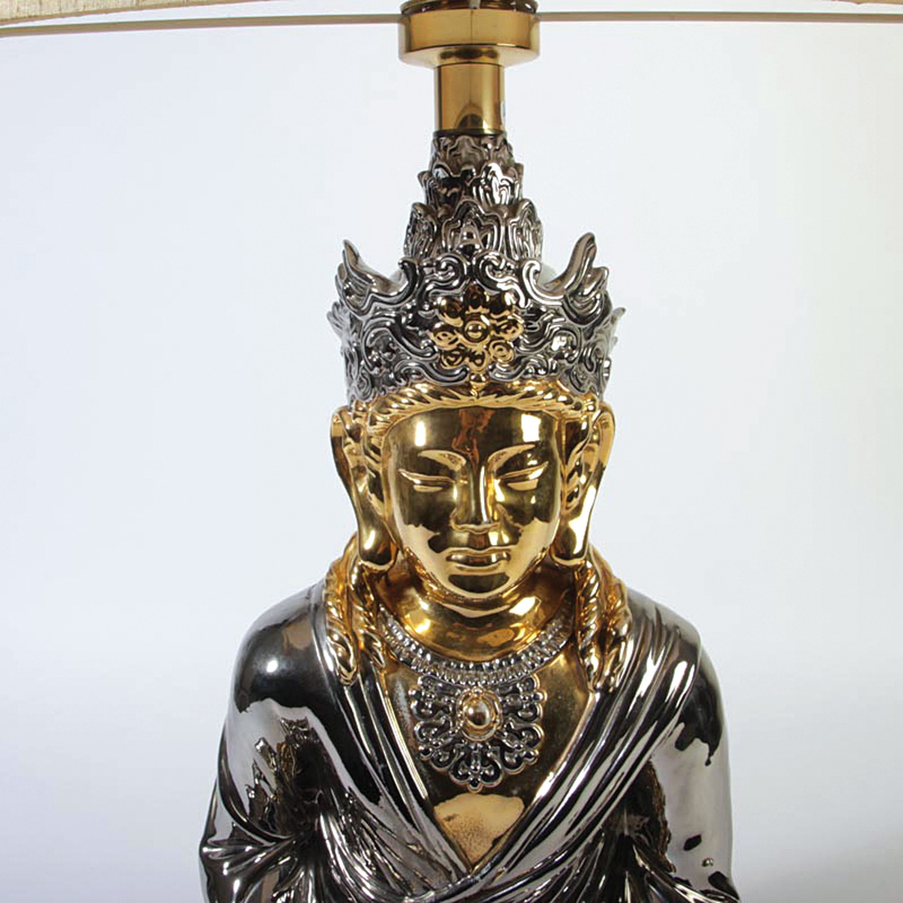 Detail b: Paar Skulpturenlampen mit Buddhas, Italien, 1970er-Jahre, Keramikkorpus, glänzend silber- und goldfarben lackiert, Buddhas im Meditationssitz, je ...
