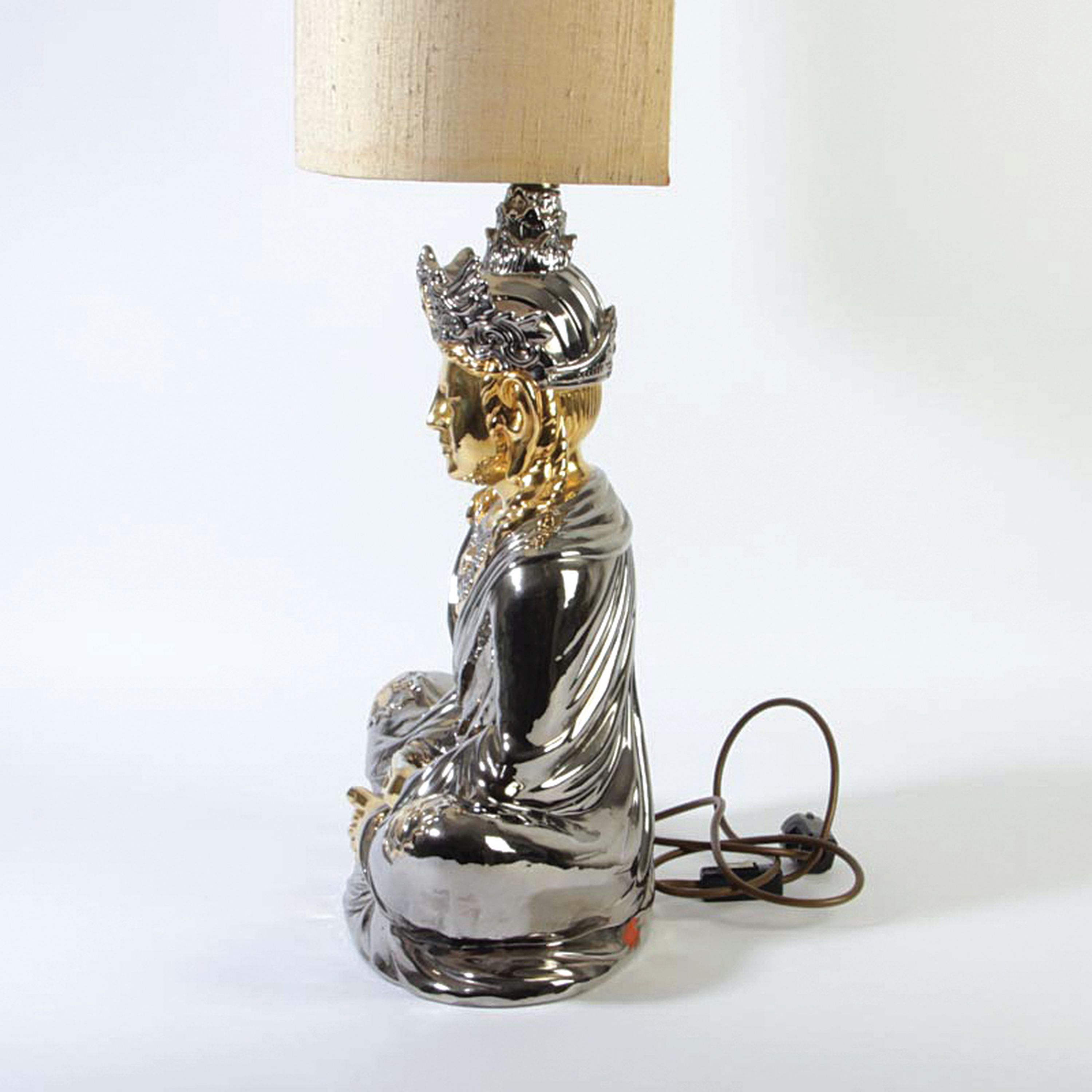 Detail c: Paar Skulpturenlampen mit Buddhas, Italien, 1970er-Jahre, Keramikkorpus, glänzend silber- und goldfarben lackiert, Buddhas im Meditationssitz, je ...