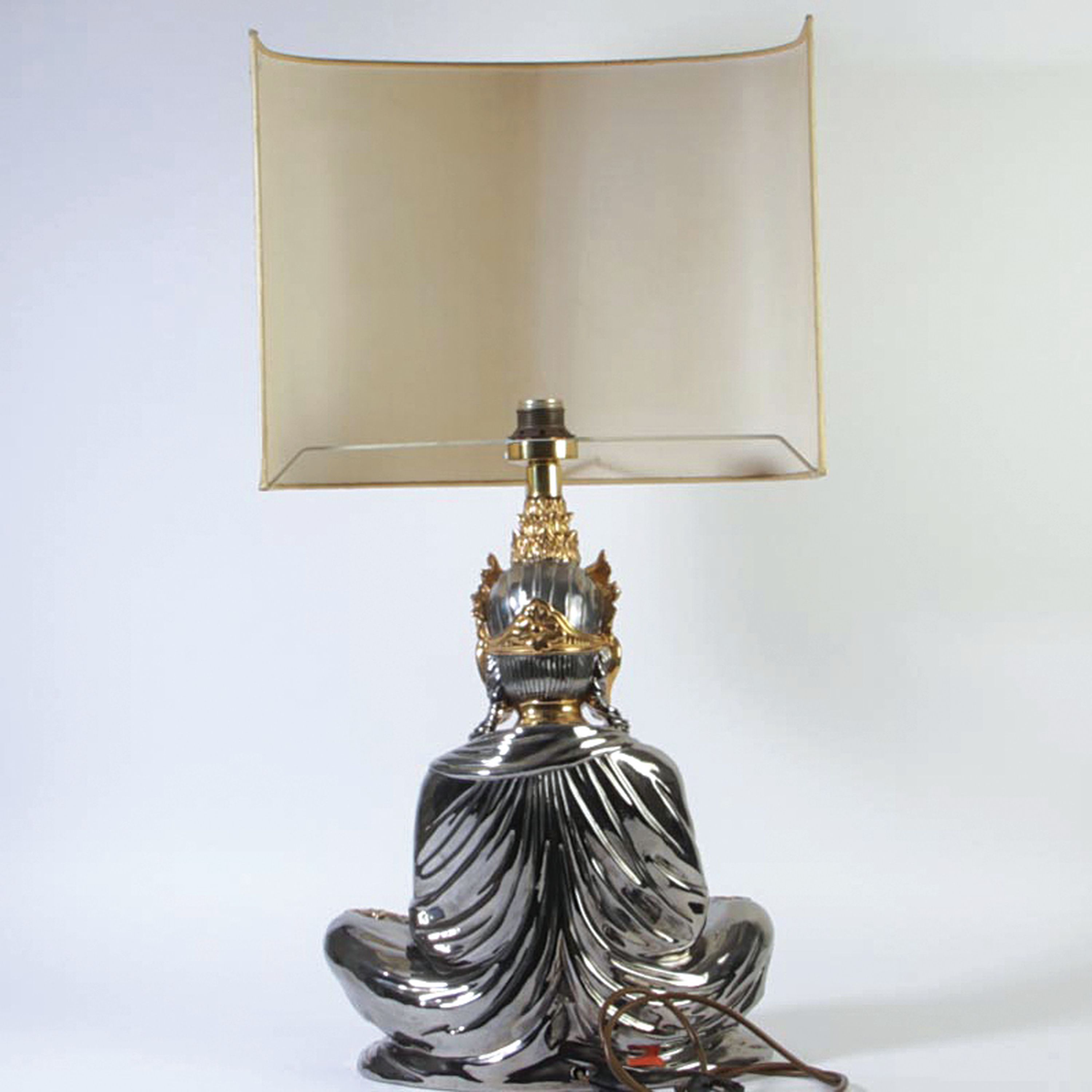 Detail e: Paar Skulpturenlampen mit Buddhas, Italien, 1970er-Jahre, Keramikkorpus, glänzend silber- und goldfarben lackiert, Buddhas im Meditationssitz, je ...