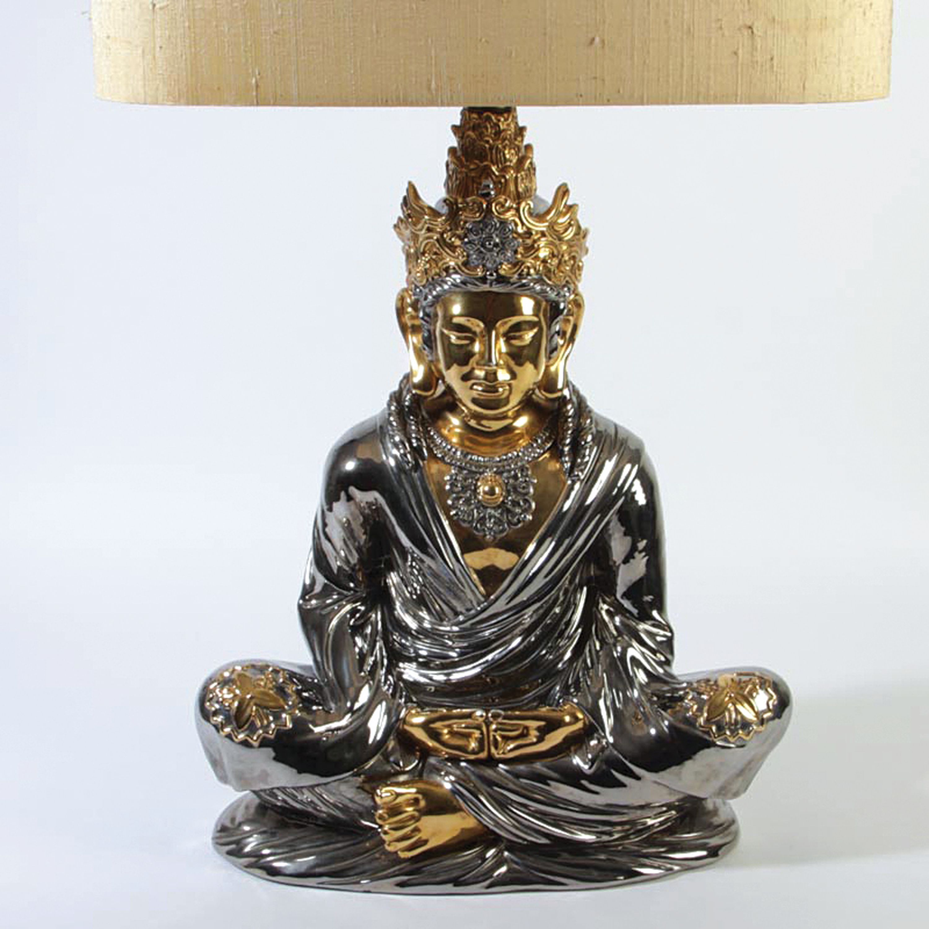 Detail g: Paar Skulpturenlampen mit Buddhas, Italien, 1970er-Jahre, Keramikkorpus, glänzend silber- und goldfarben lackiert, Buddhas im Meditationssitz, je ...