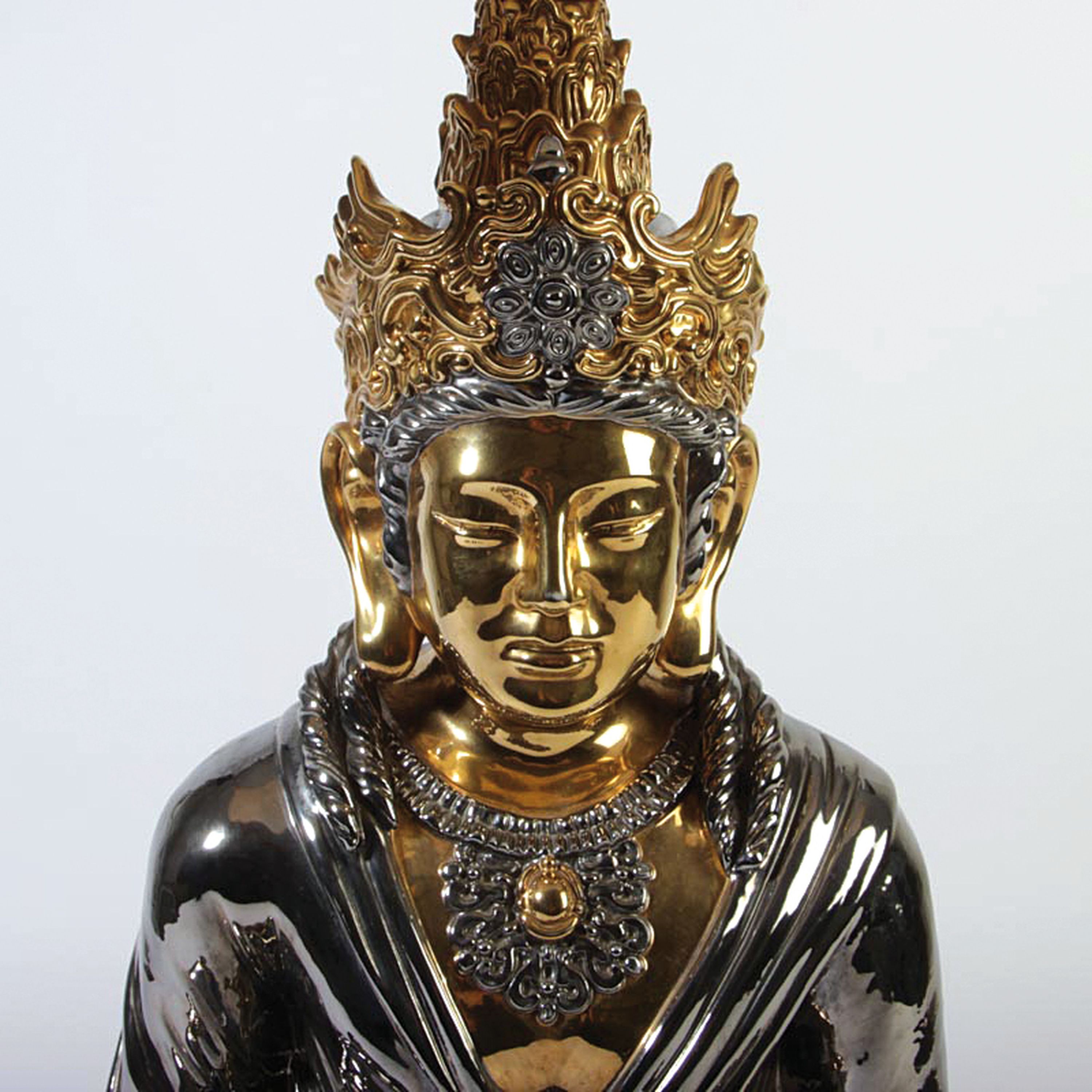 Detail h: Paar Skulpturenlampen mit Buddhas, Italien, 1970er-Jahre, Keramikkorpus, glänzend silber- und goldfarben lackiert, Buddhas im Meditationssitz, je ...