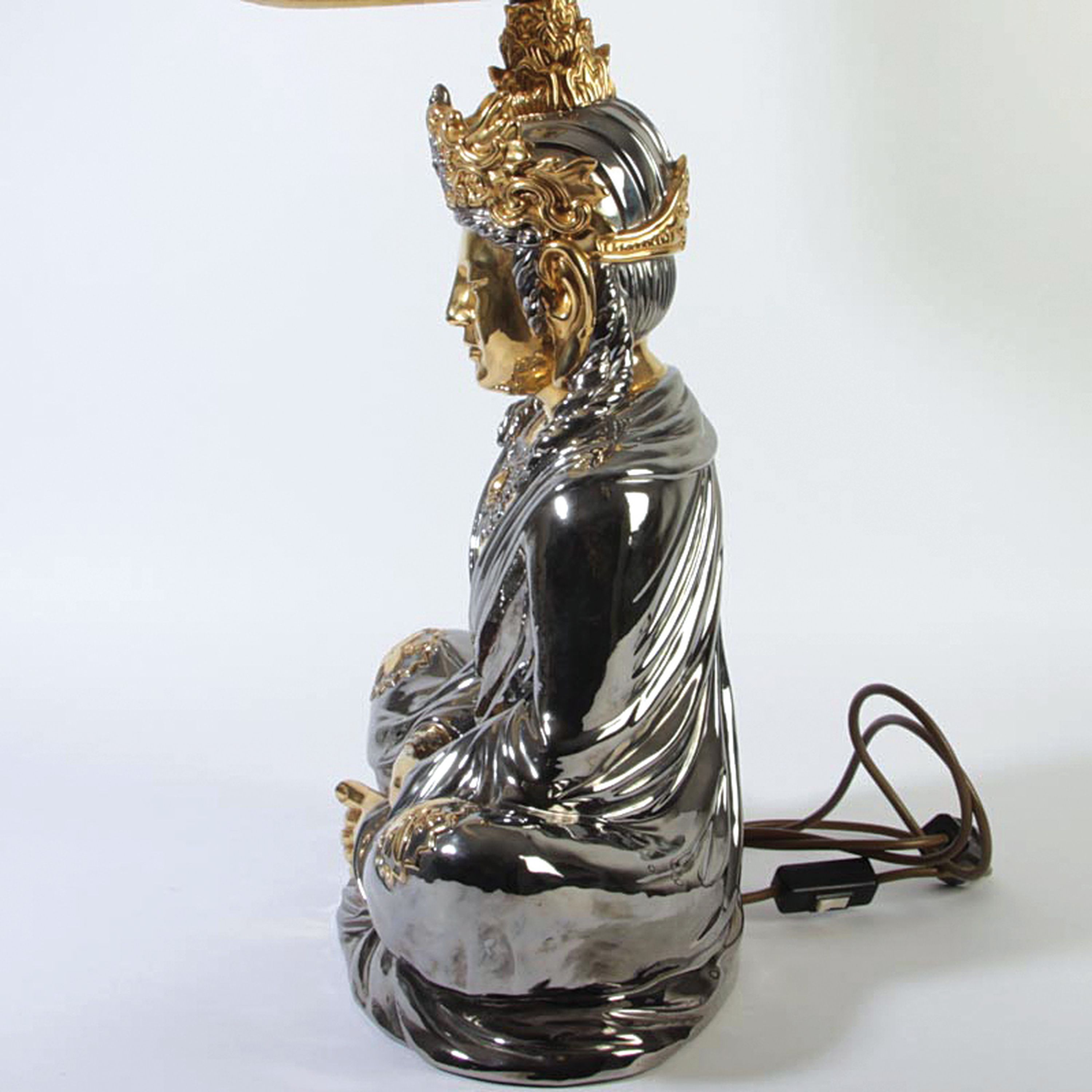 Detail i: Paar Skulpturenlampen mit Buddhas, Italien, 1970er-Jahre, Keramikkorpus, glänzend silber- und goldfarben lackiert, Buddhas im Meditationssitz, je ...