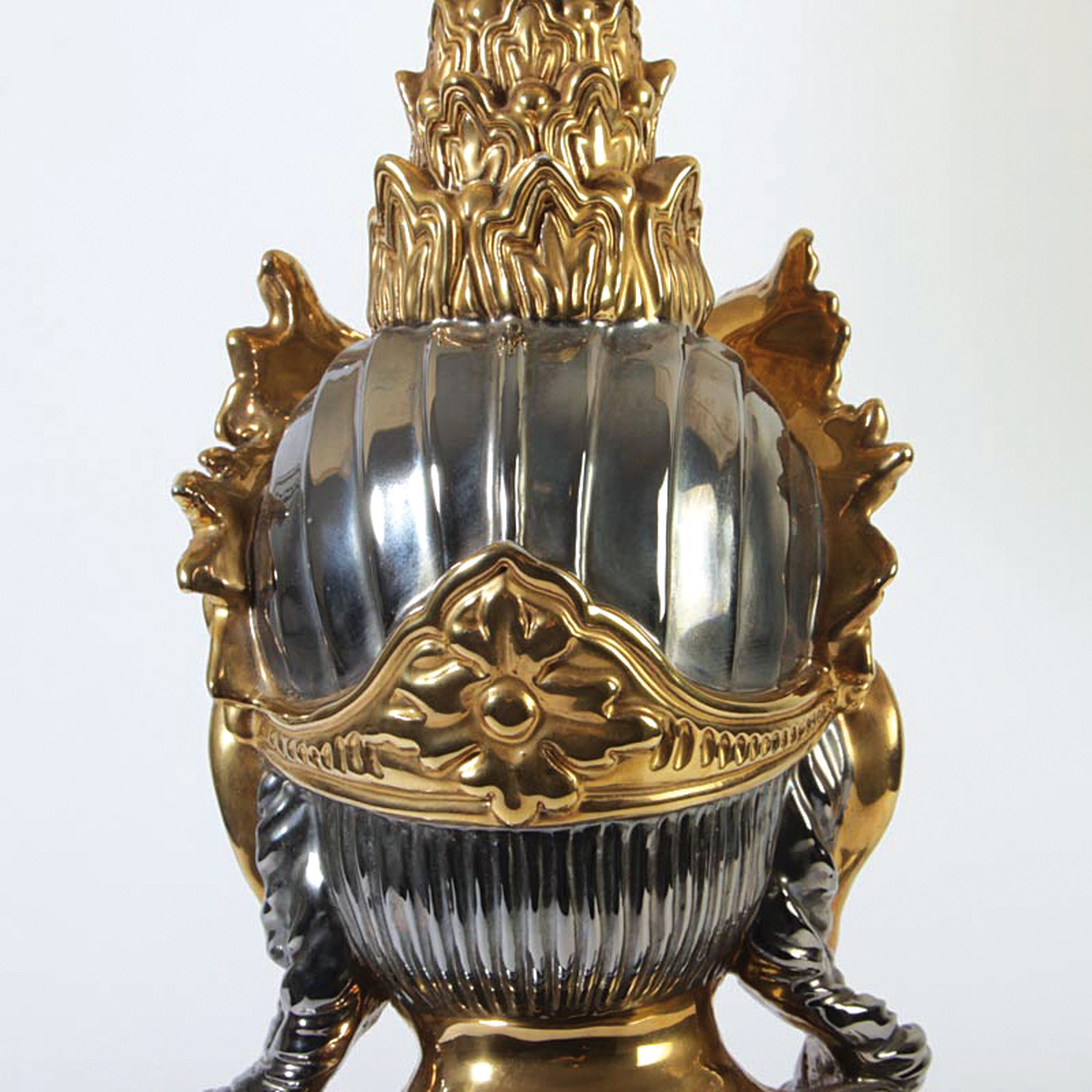 Detail j: Paar Skulpturenlampen mit Buddhas, Italien, 1970er-Jahre, Keramikkorpus, glänzend silber- und goldfarben lackiert, Buddhas im Meditationssitz, je ...